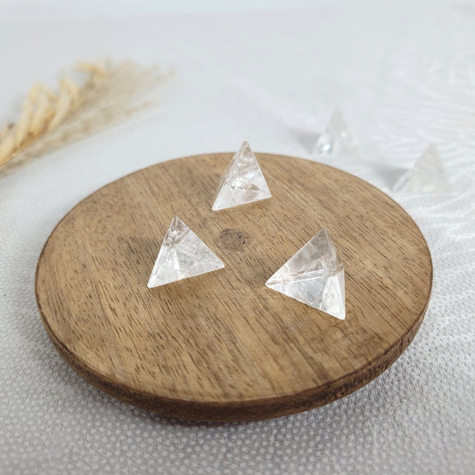 Platonische Körper Tetraeder aus Bergkristall geschliffen