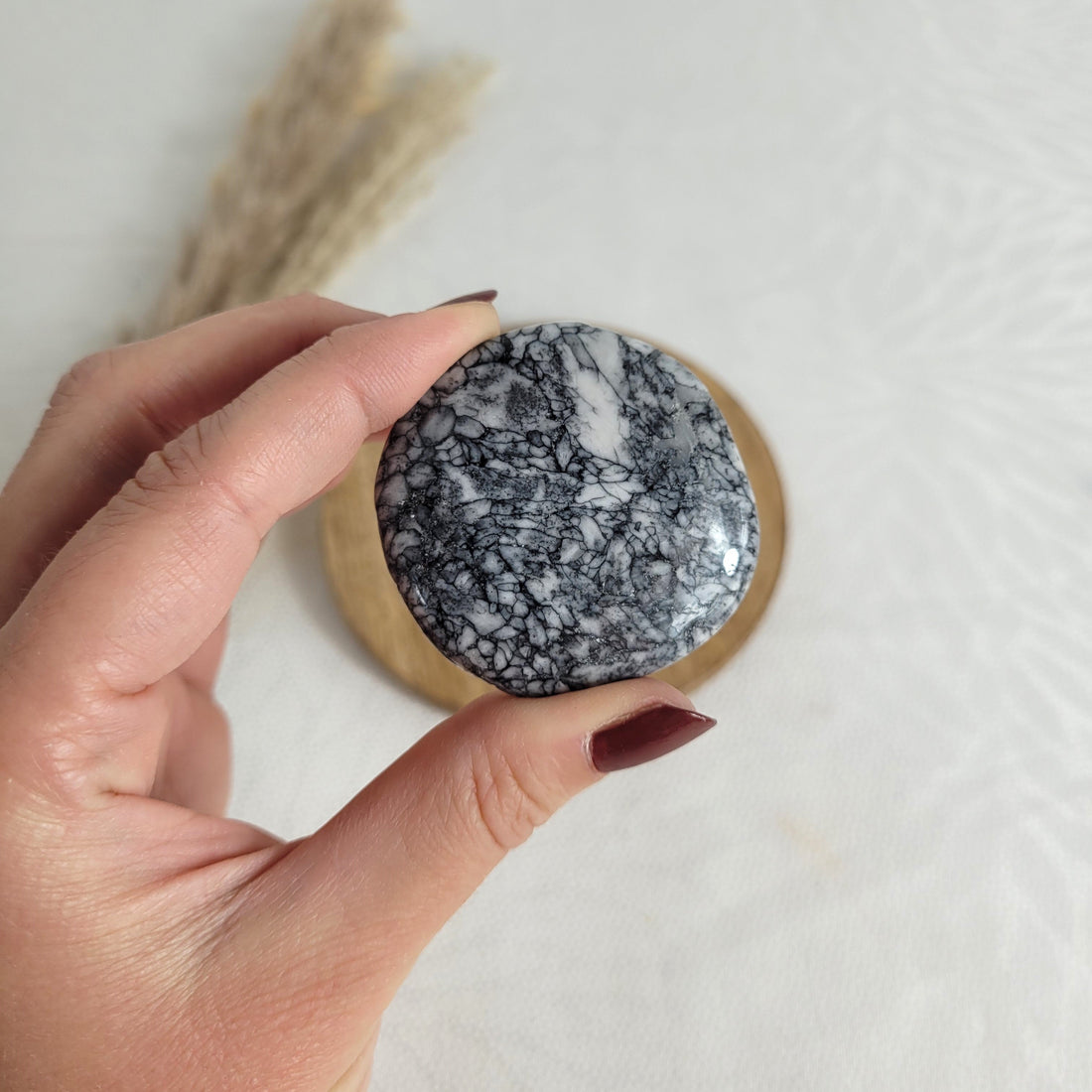 Pinolith in Scheibenstein Form geschliffen Handstein Trommelstein kaufen