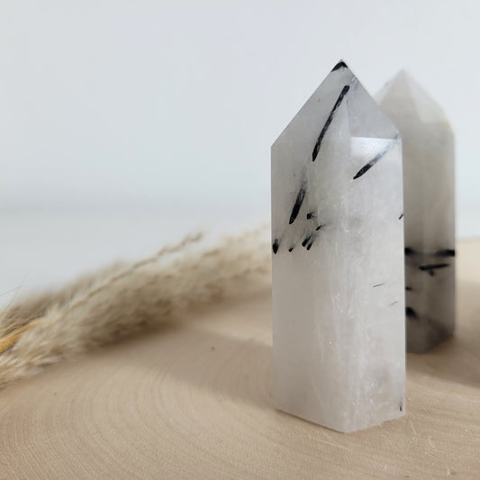 Kristall Spitzen auf einer Holzscheibe platziert, Edelsteine kaufen