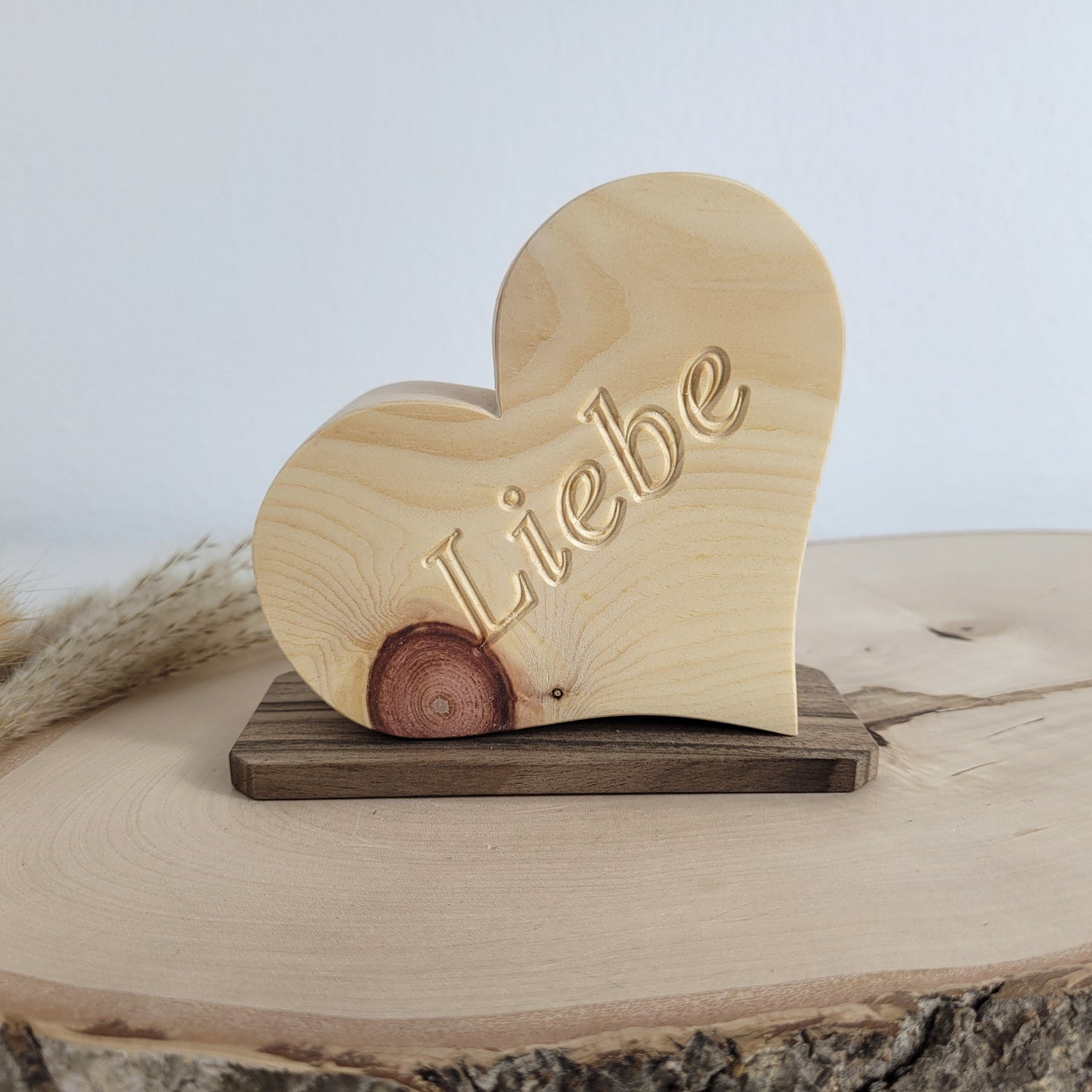Zirbenholz Herz mit Nussholzsockel und Aufschrift Liebe