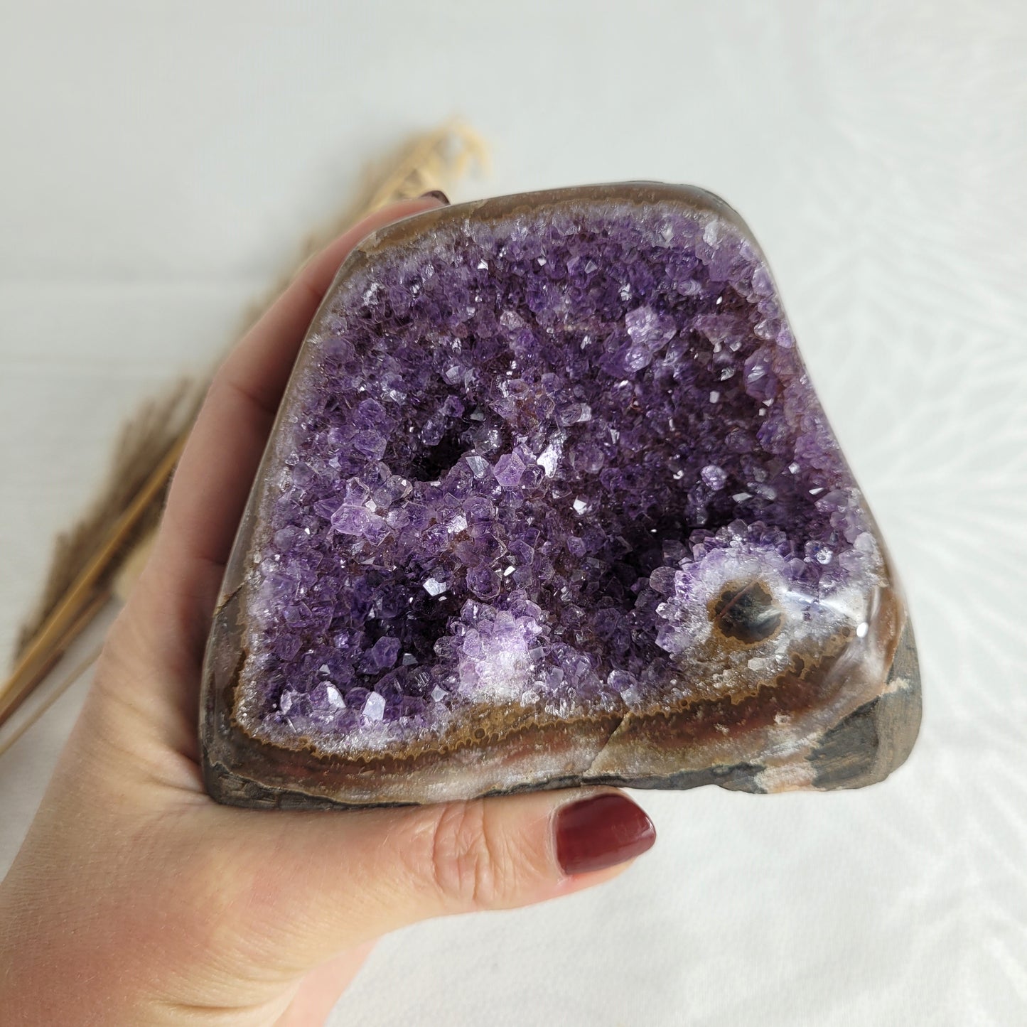 Amethyst Kristalldruse mit Achat Auge und Bänderung 8,3x10,3cm, 472g
