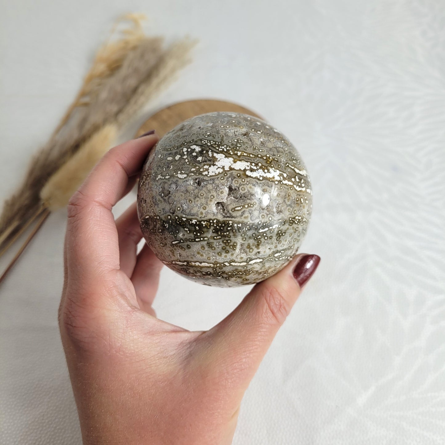 Ozean Chalcedon Kugel mit Kristalldruse, Druzy Sphärolith Chalcedon 6,9cm Durchmesser, 435g