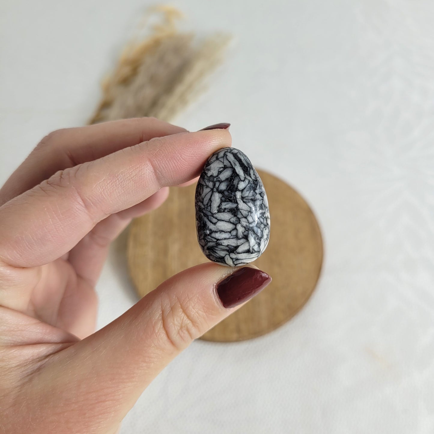 Pinolith Eisblumenmagnesit seitlich gebohrt als Kettenanhänger