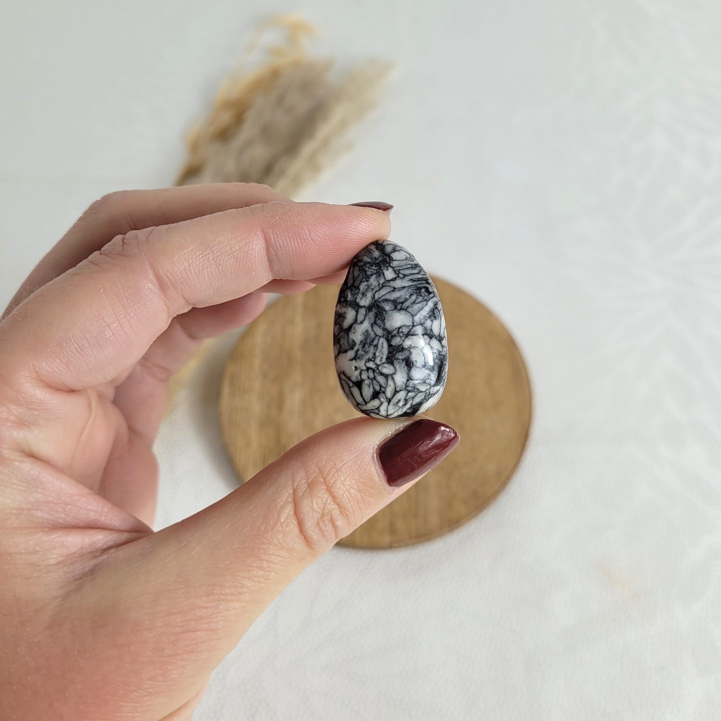 Pinolith Eisblumenmagnesit seitlich gebohrt als Kettenanhänger