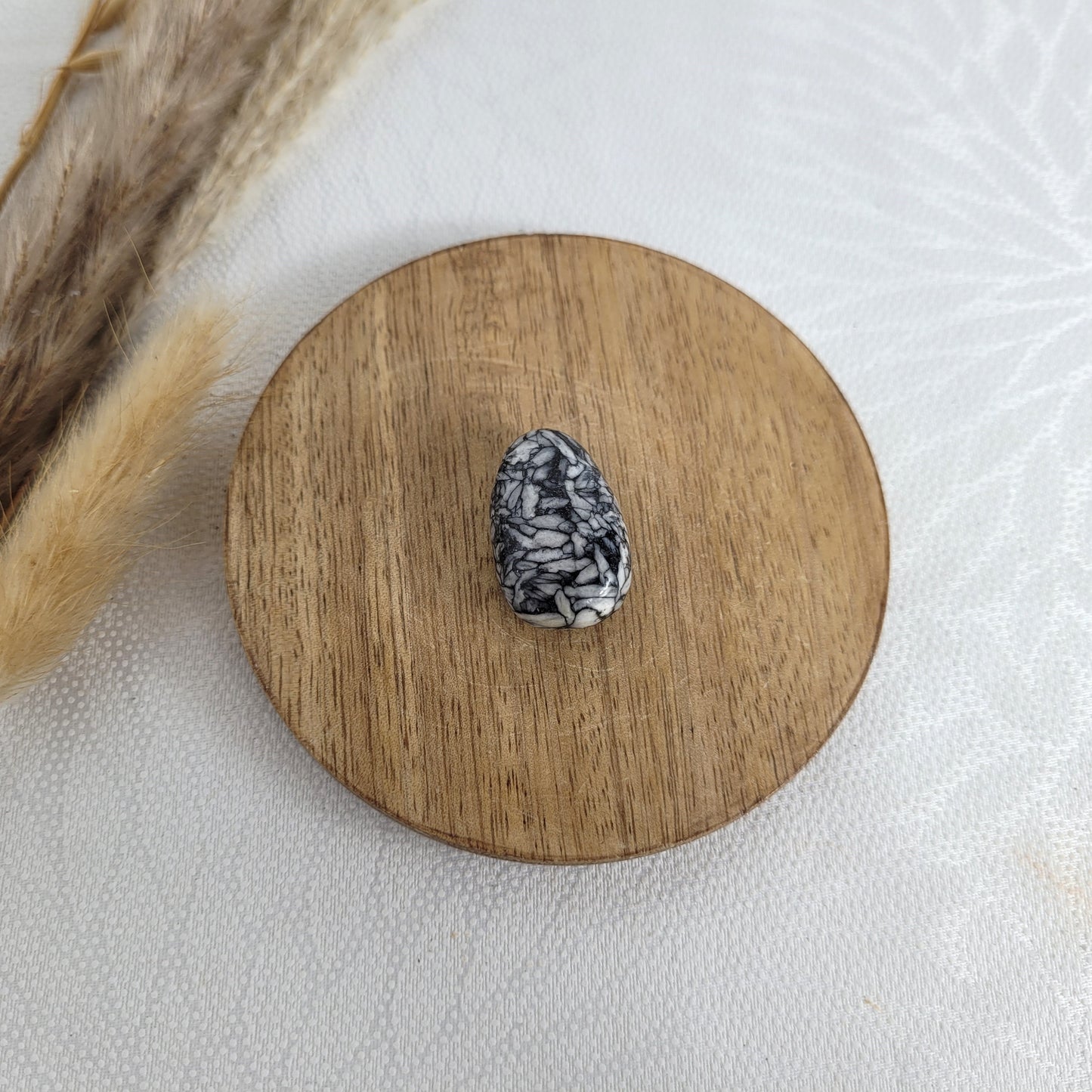 Pinolith Eisblumenmagnesit seitlich gebohrt als Kettenanhänger