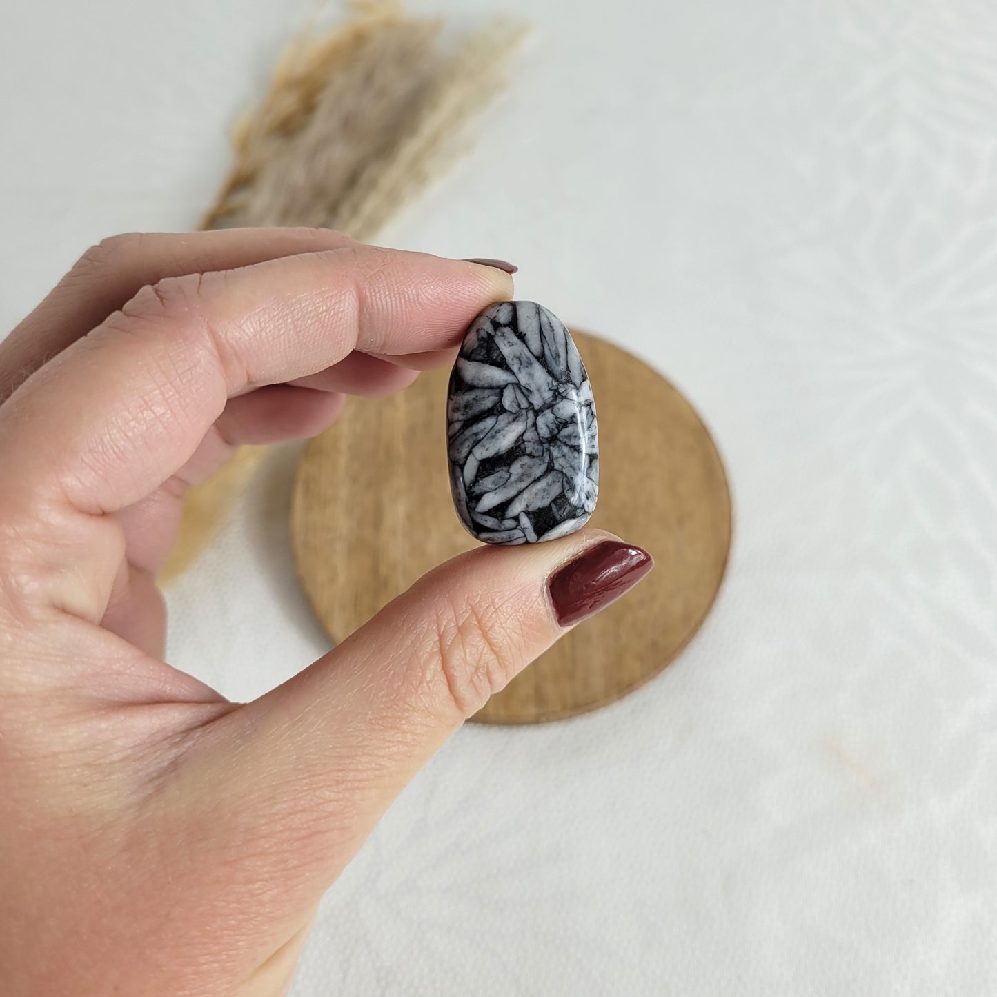 Pinolith Eisblumenmagnesit aus Österreich seitlich gebohrt als Kettenanhänger