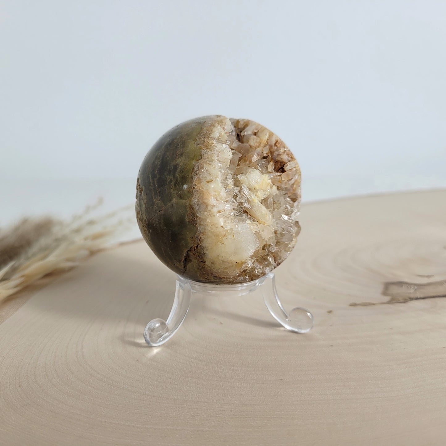 Bergkristall Kugel mit Kristalldruse