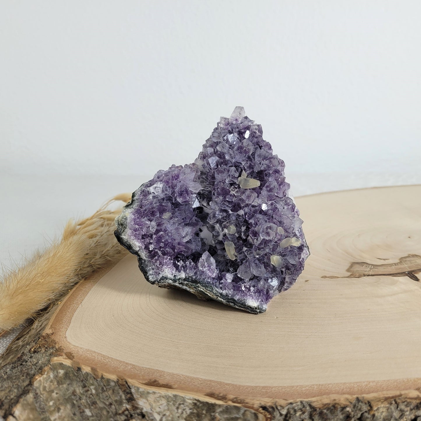 Amethyst Kristalldruse mit Calcit