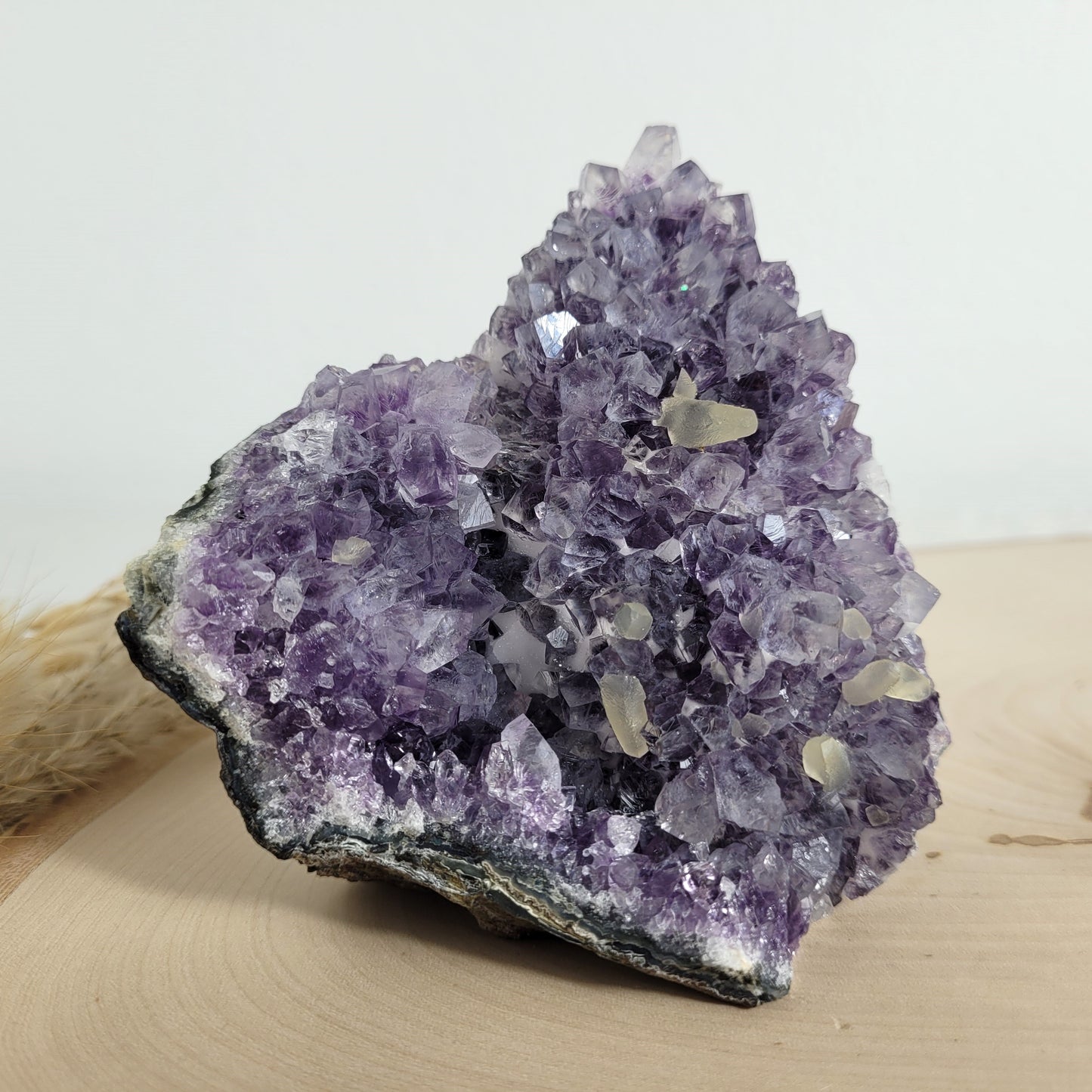 Amethyst Kristalldruse mit Calcit