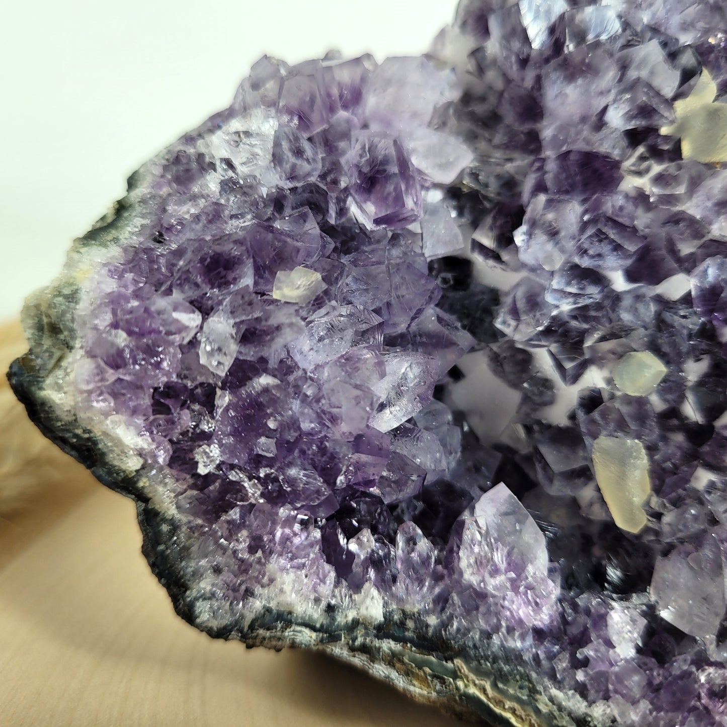 Amethyst Kristalldruse mit Calcit