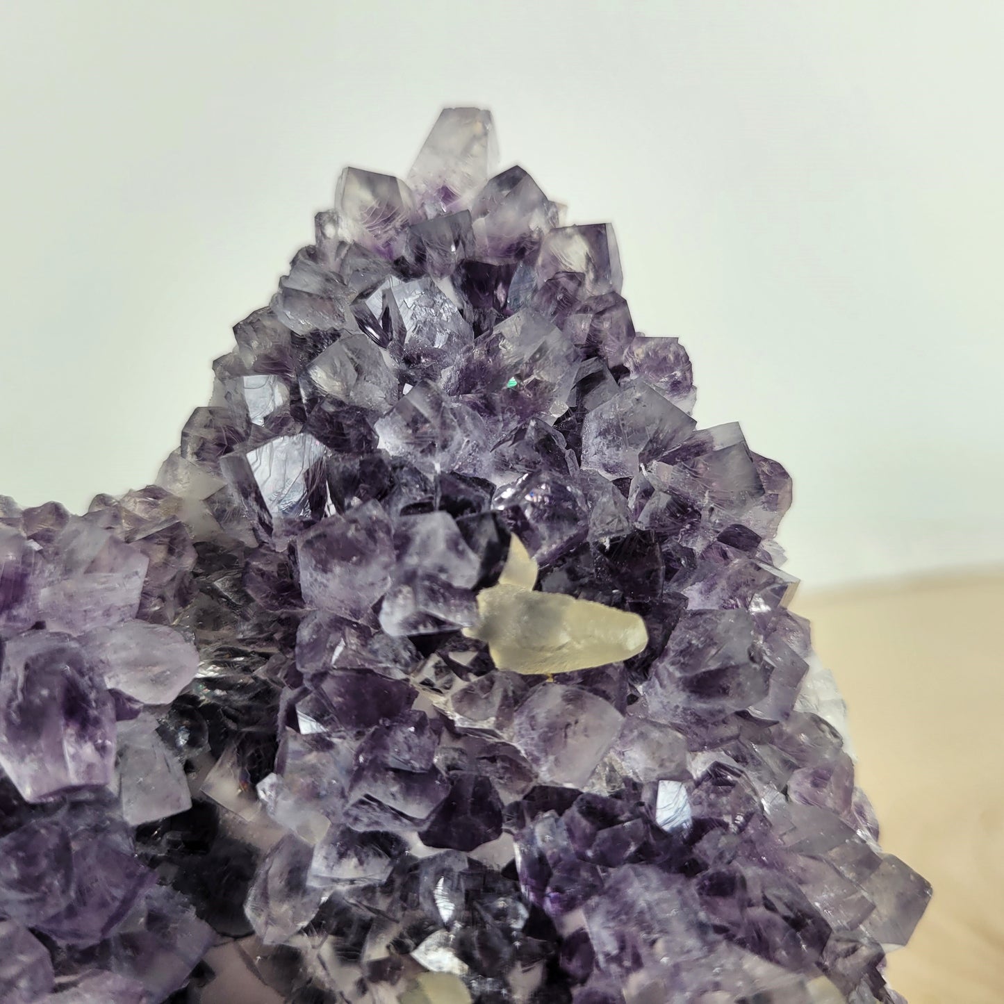 Amethyst Kristalldruse mit Calcit