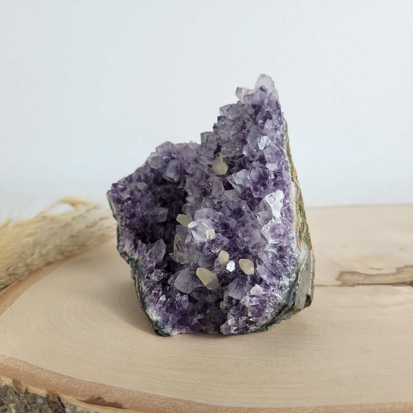 Amethyst Kristalldruse mit Calcit