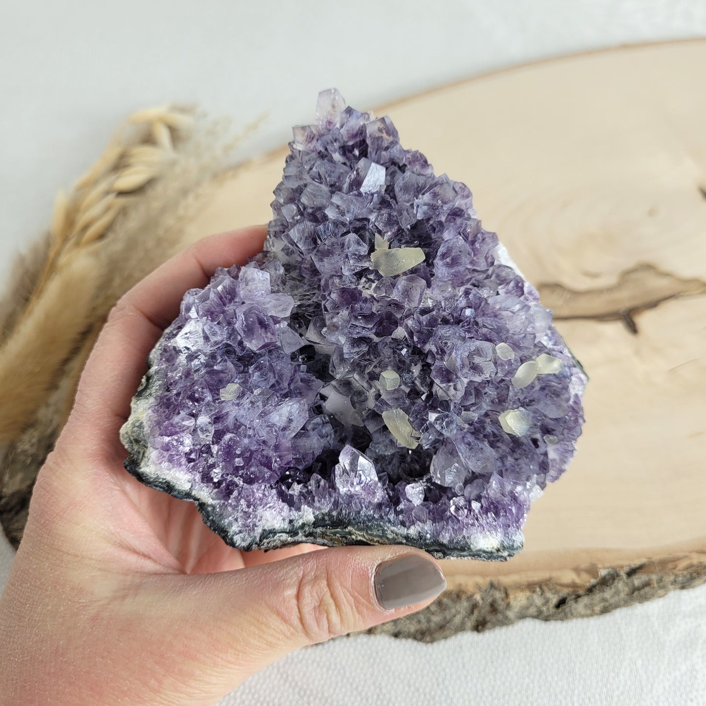 Amethyst Kristalldruse mit Calcit