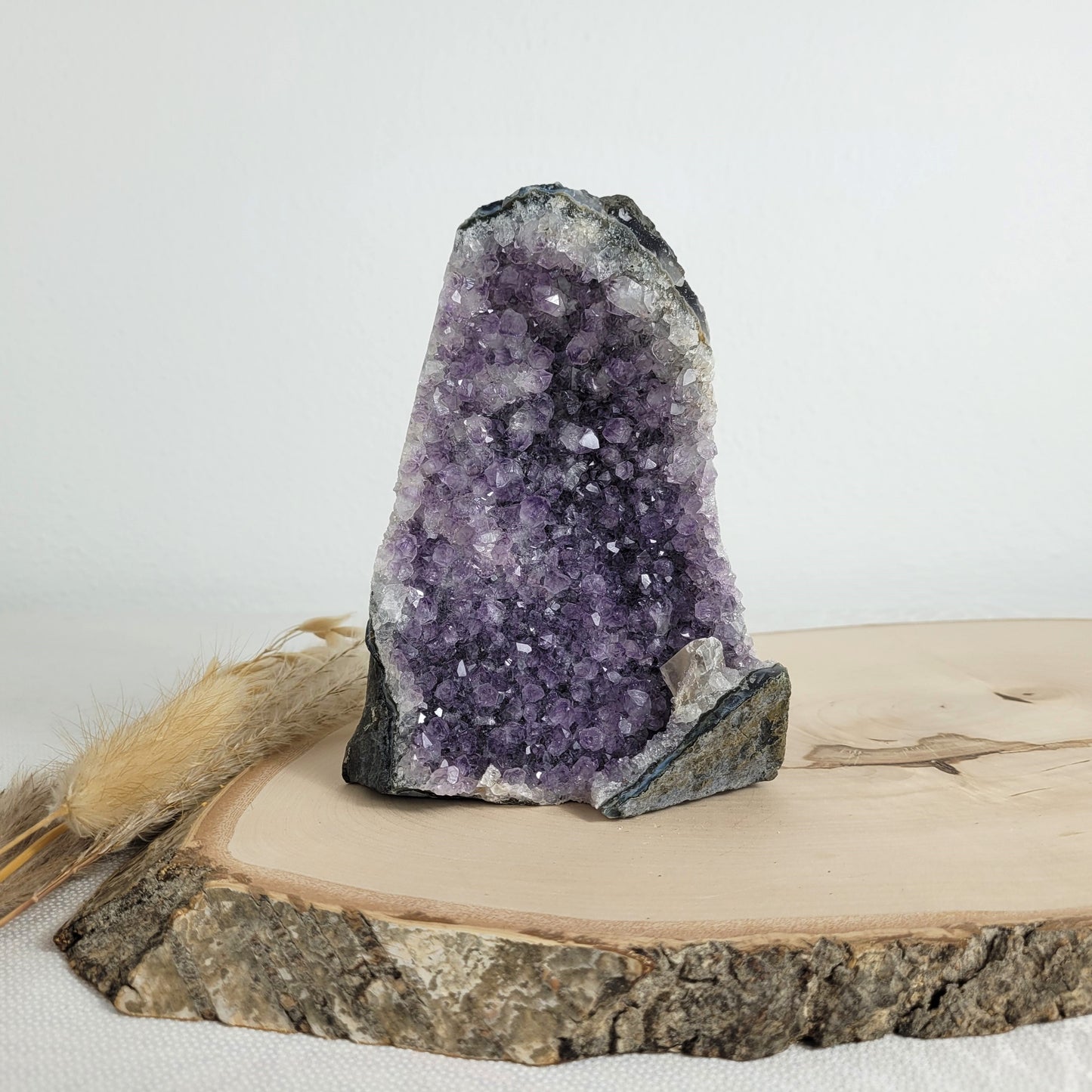 Amethyst Kristalldruse mit Calcit