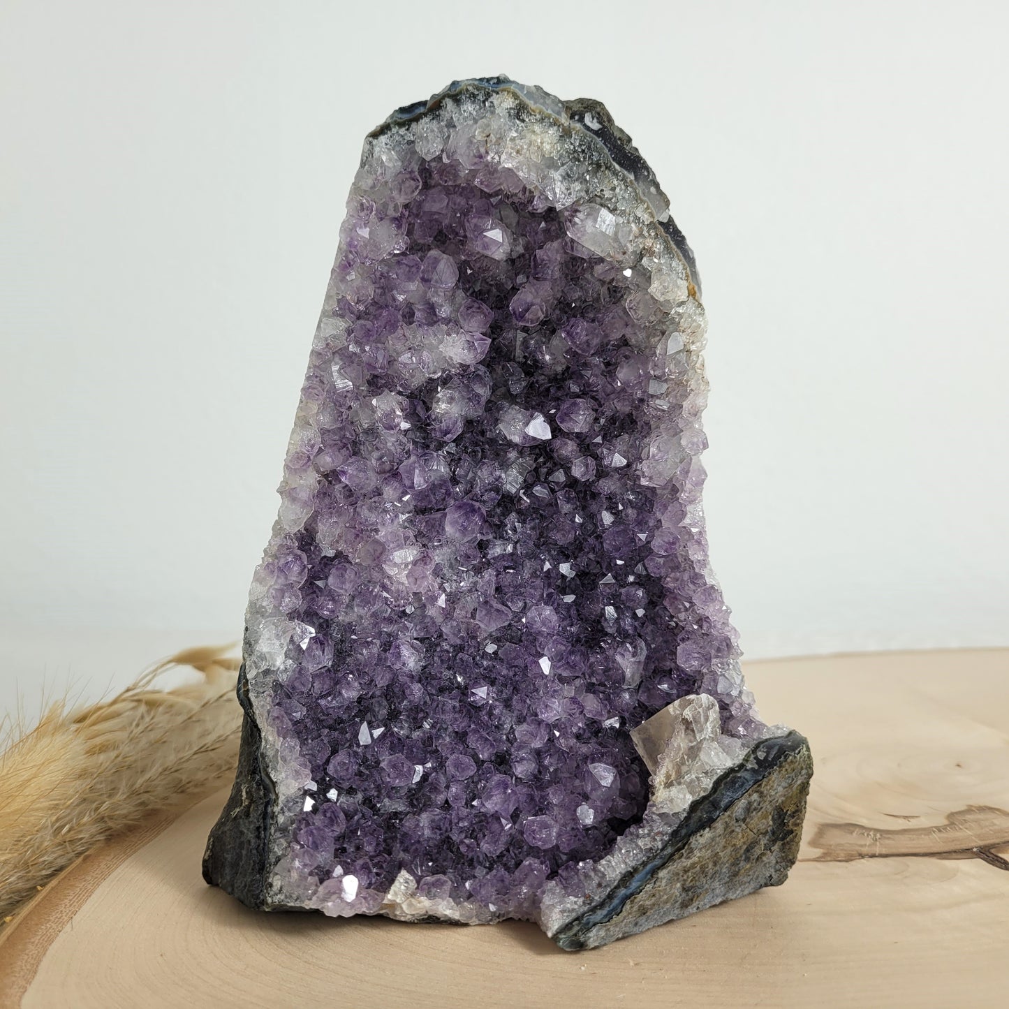 Amethyst Kristalldruse mit Calcit
