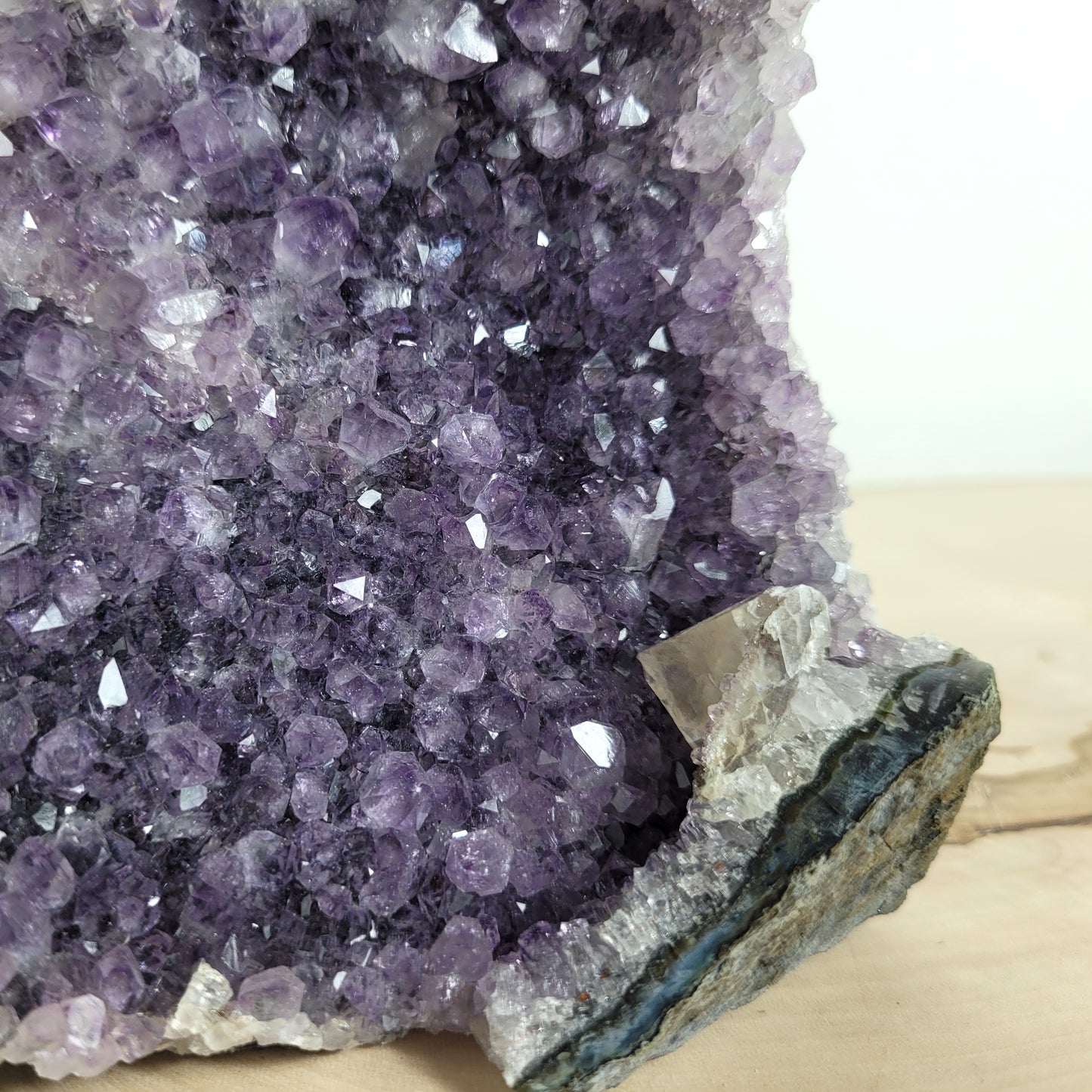 Amethyst Kristalldruse mit Calcit