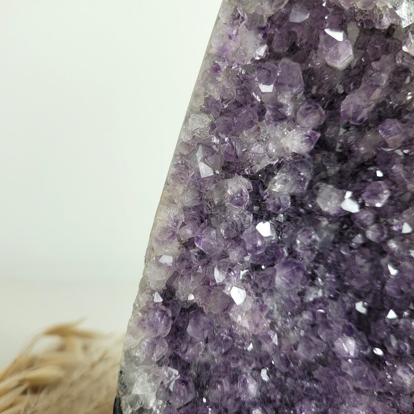 Amethyst Kristalldruse mit Calcit