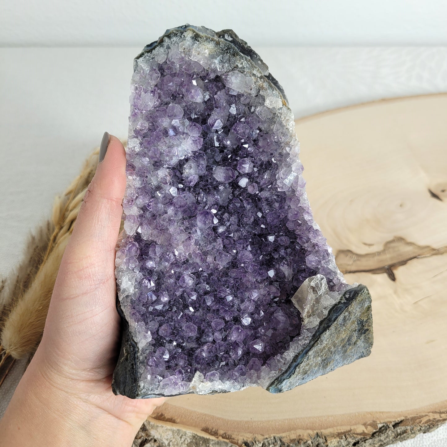 Amethyst Kristalldruse mit Calcit