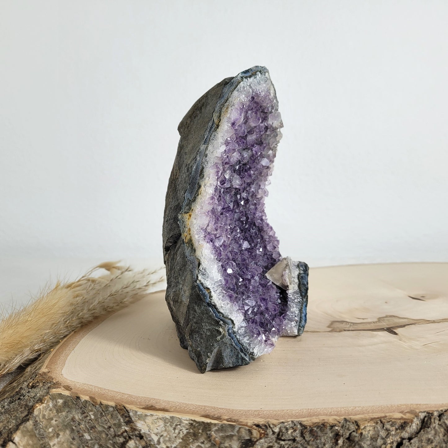 Amethyst Kristalldruse mit Calcit Kristallen 15x10,5cm, 1120g