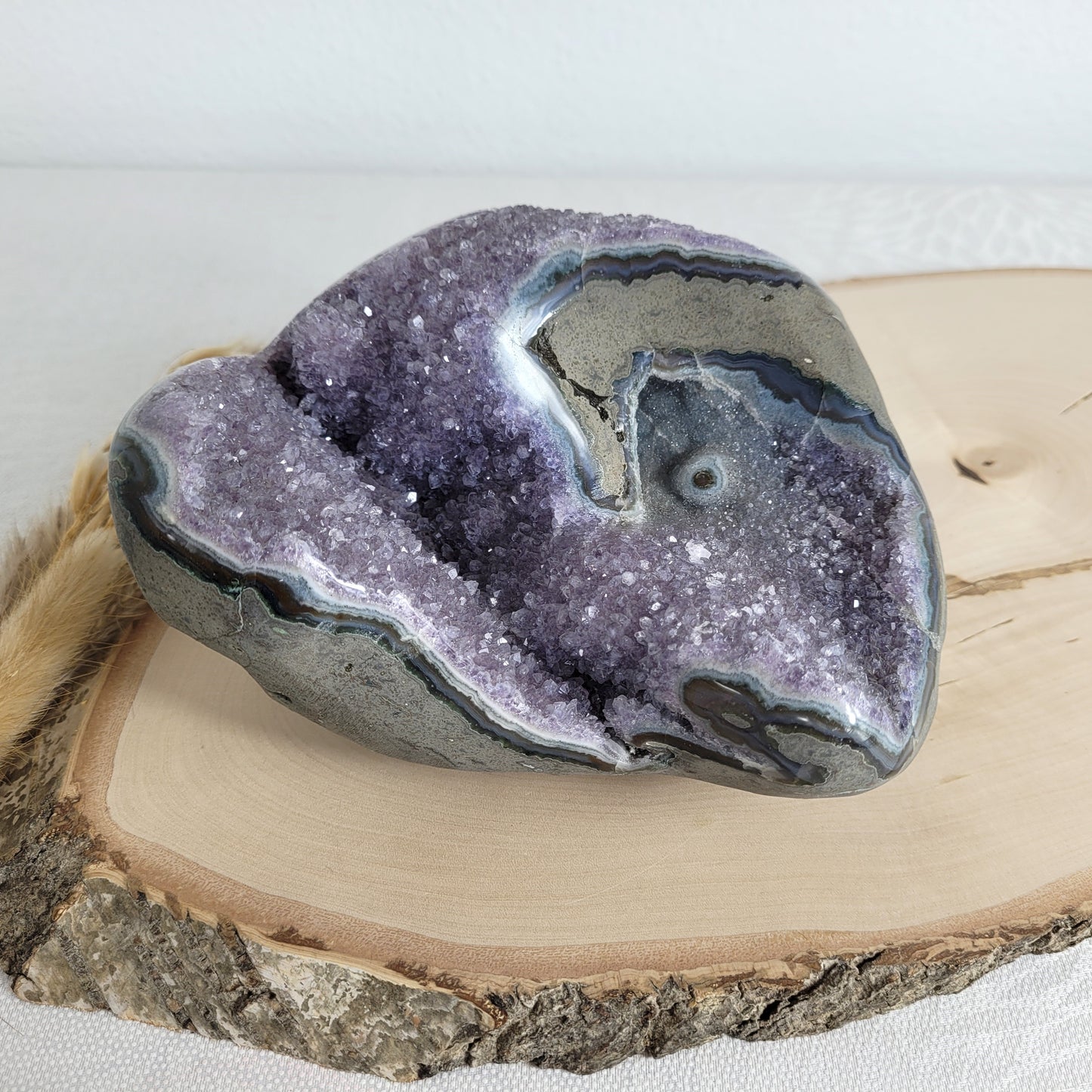 Amethyst Kristalldruse mit Chalcedon