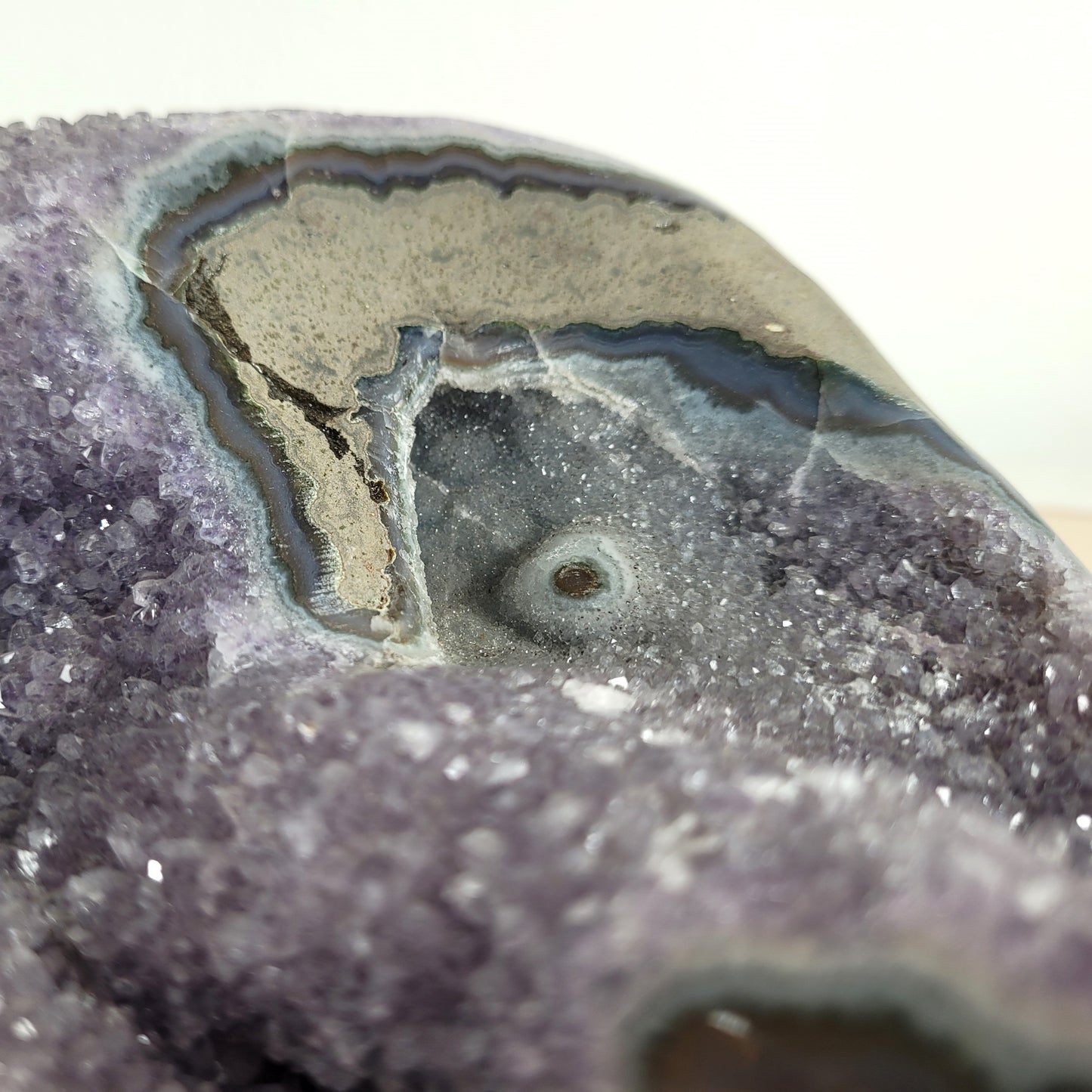 Amethyst Kristalldruse mit Chalcedon