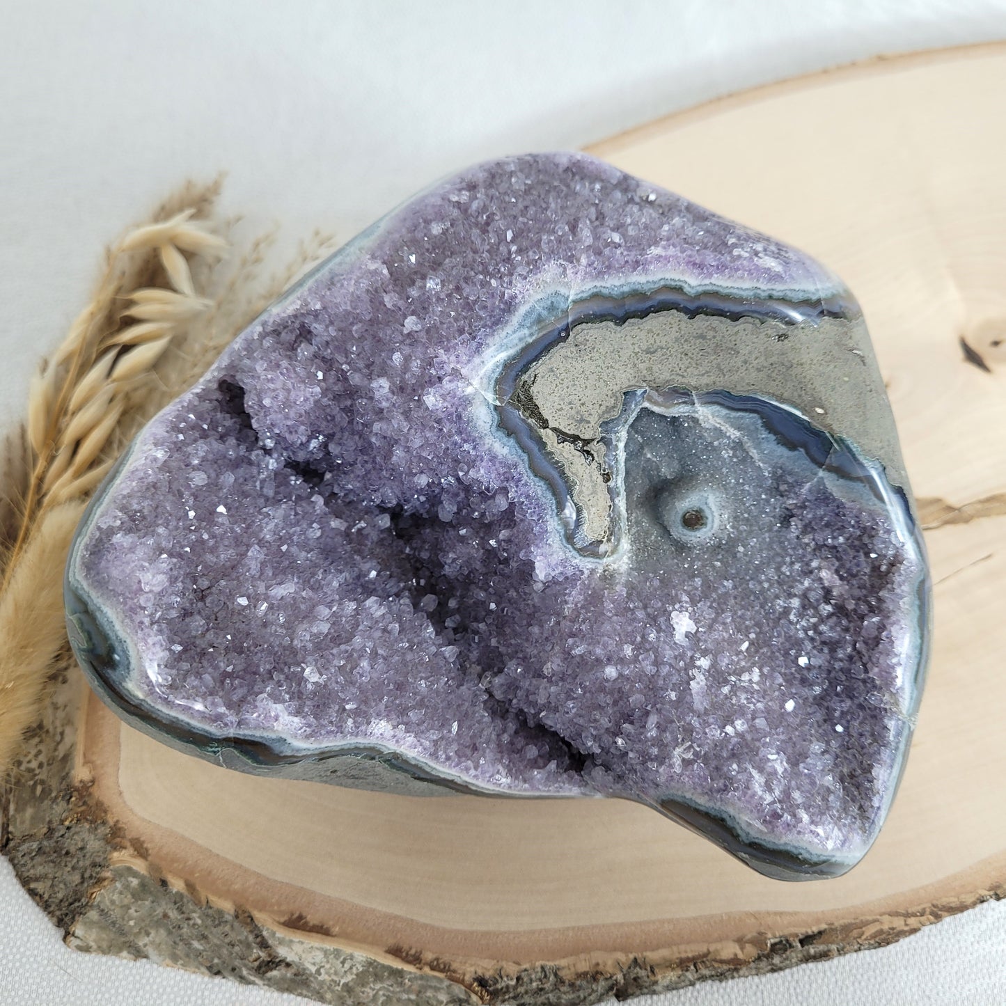 Amethyst Kristalldruse mit Chalcedon