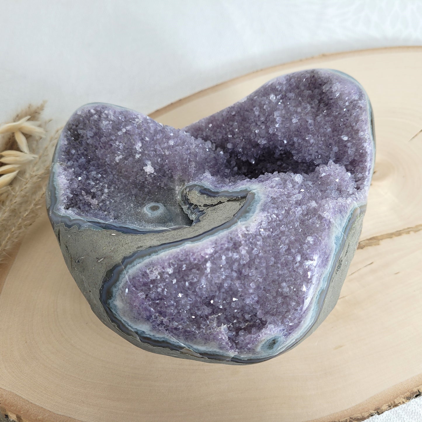 Amethyst Kristalldruse mit Chalcedon
