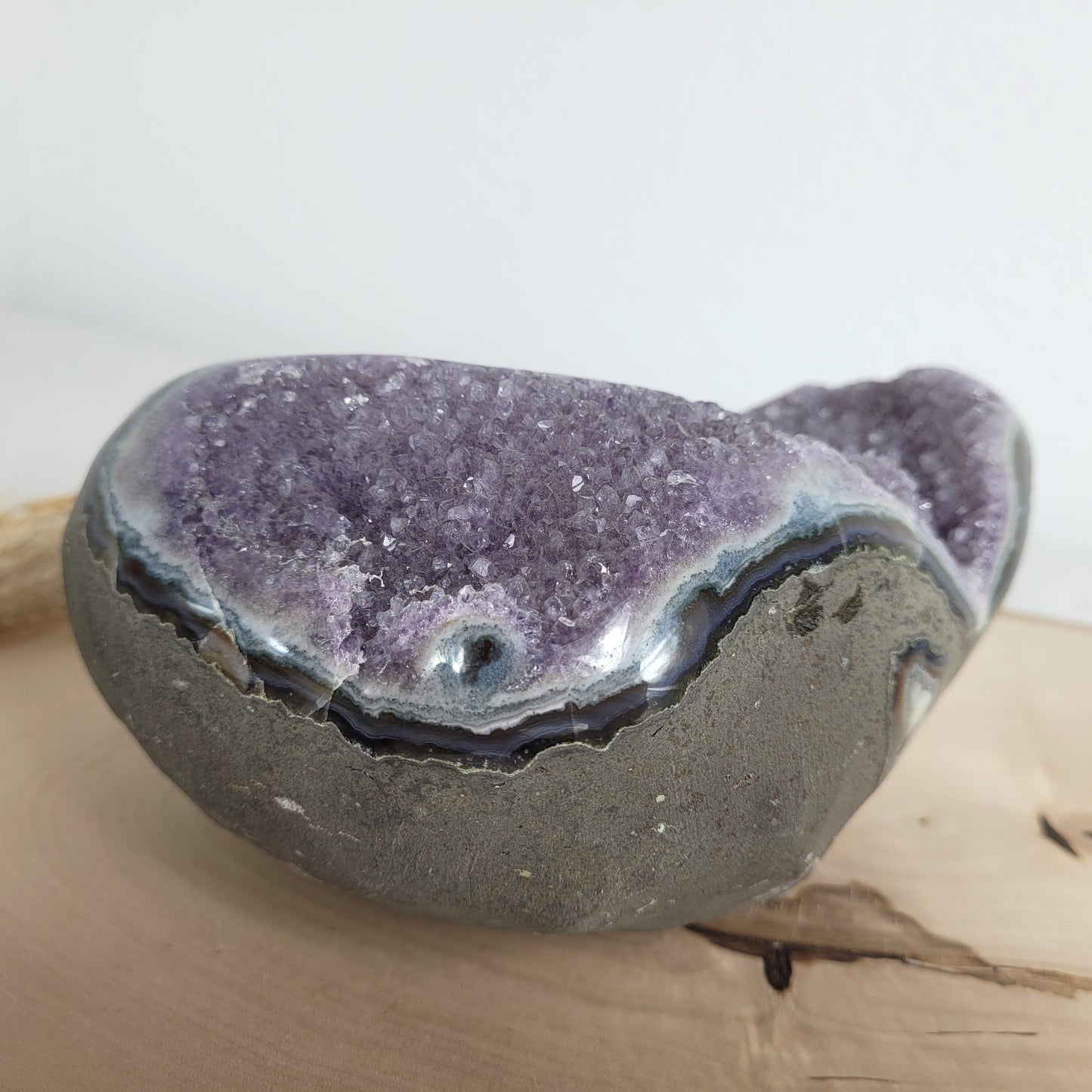 Amethyst Kristalldruse mit Chalcedon