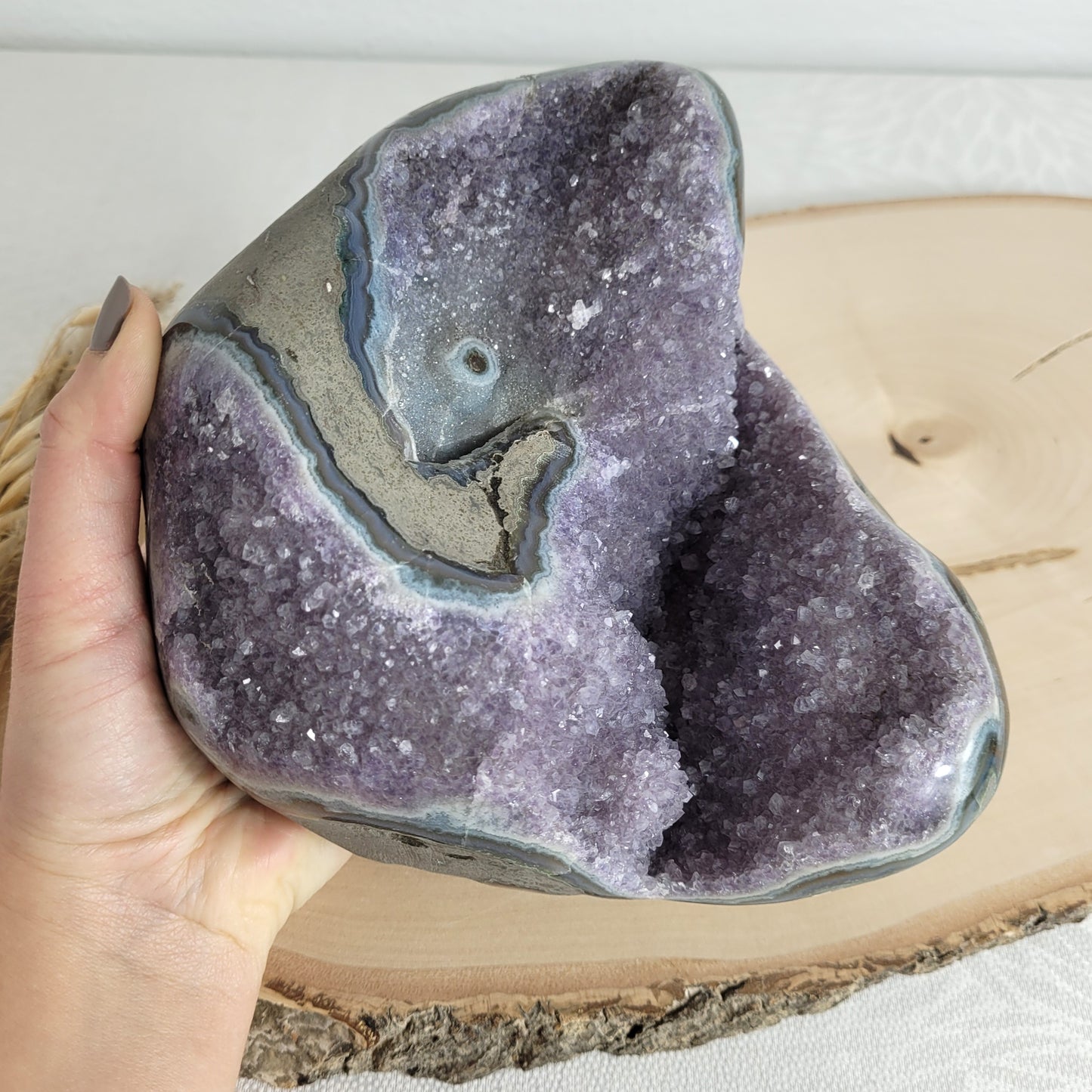 Amethyst Kristalldruse mit Chalcedon