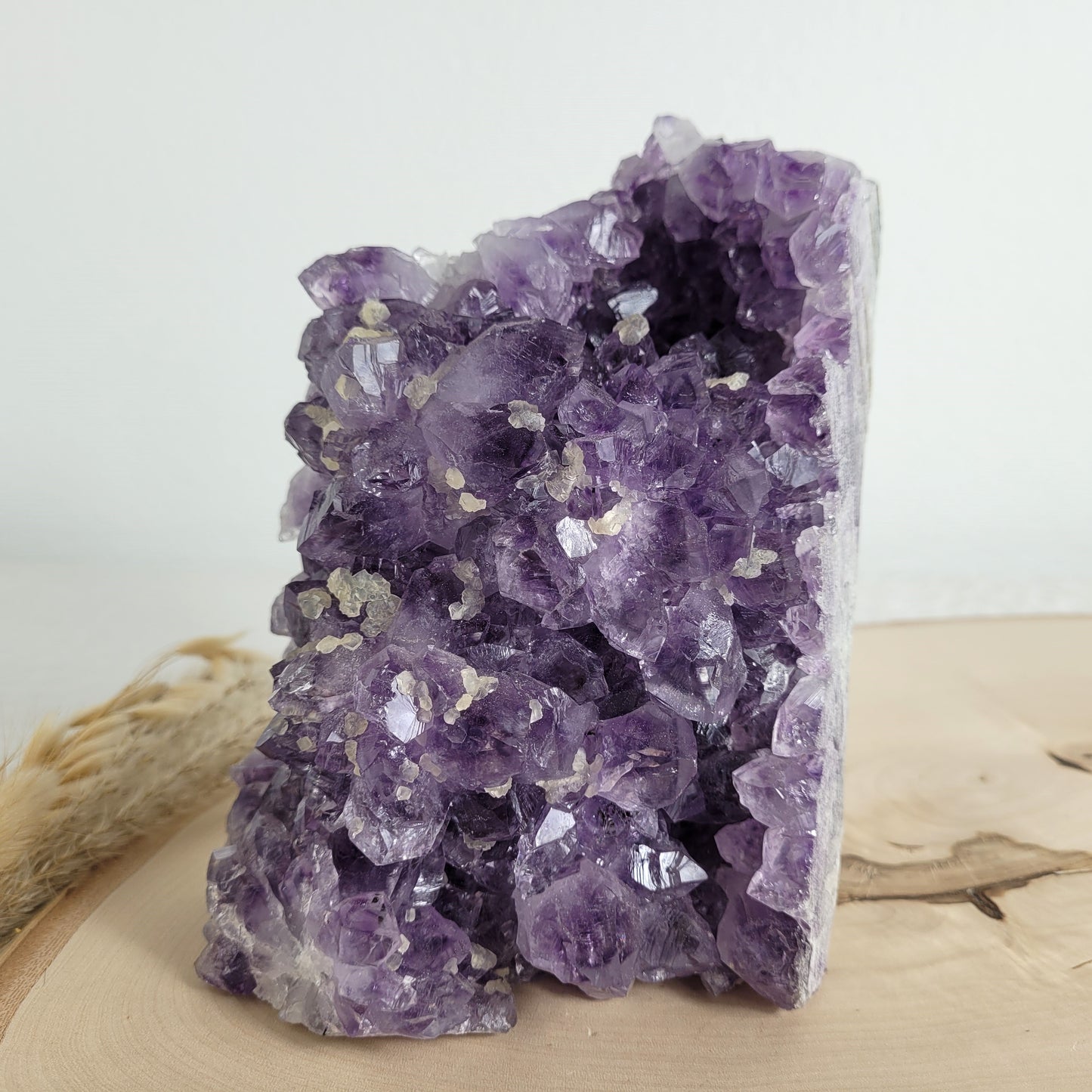 Amethyst Kristalldruse mit Calcit