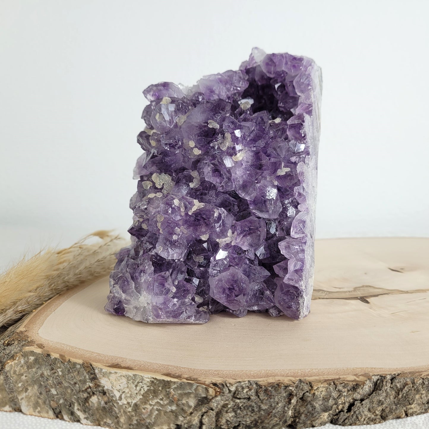 Amethyst Kristalldruse mit Calcit