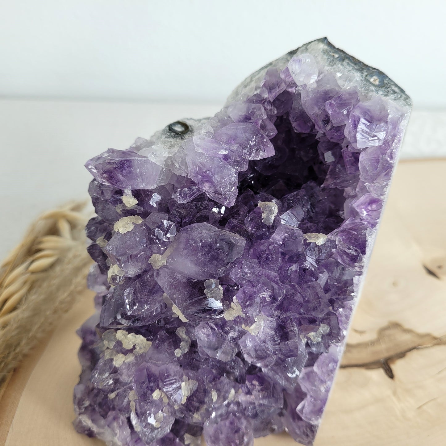 Amethyst Kristalldruse mit Calcit