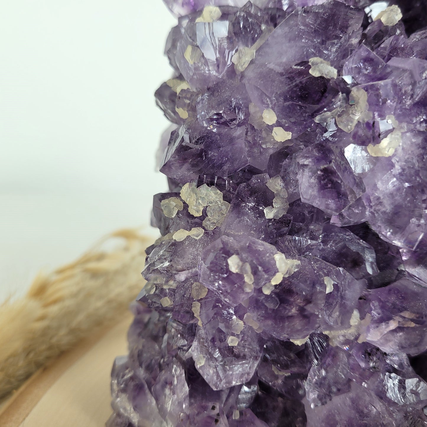 Amethyst Kristalldruse mit Calcit