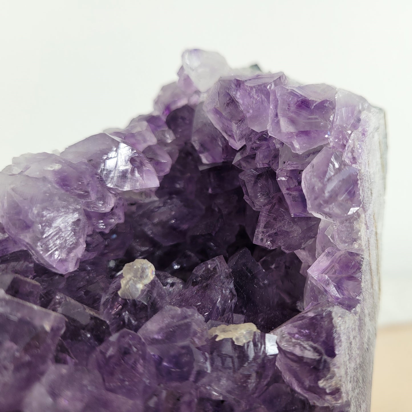 Amethyst Kristalldruse mit Calcit