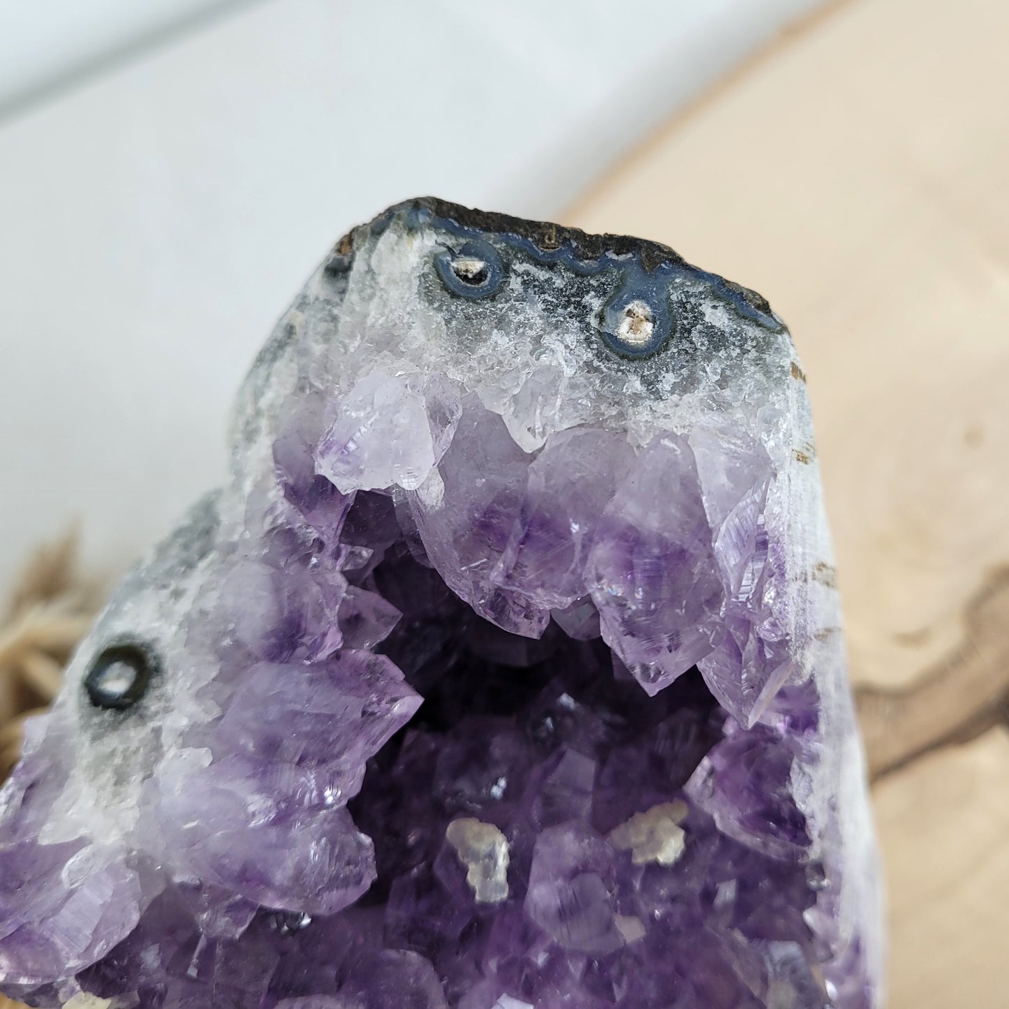 Amethyst Kristalldruse mit Calcit
