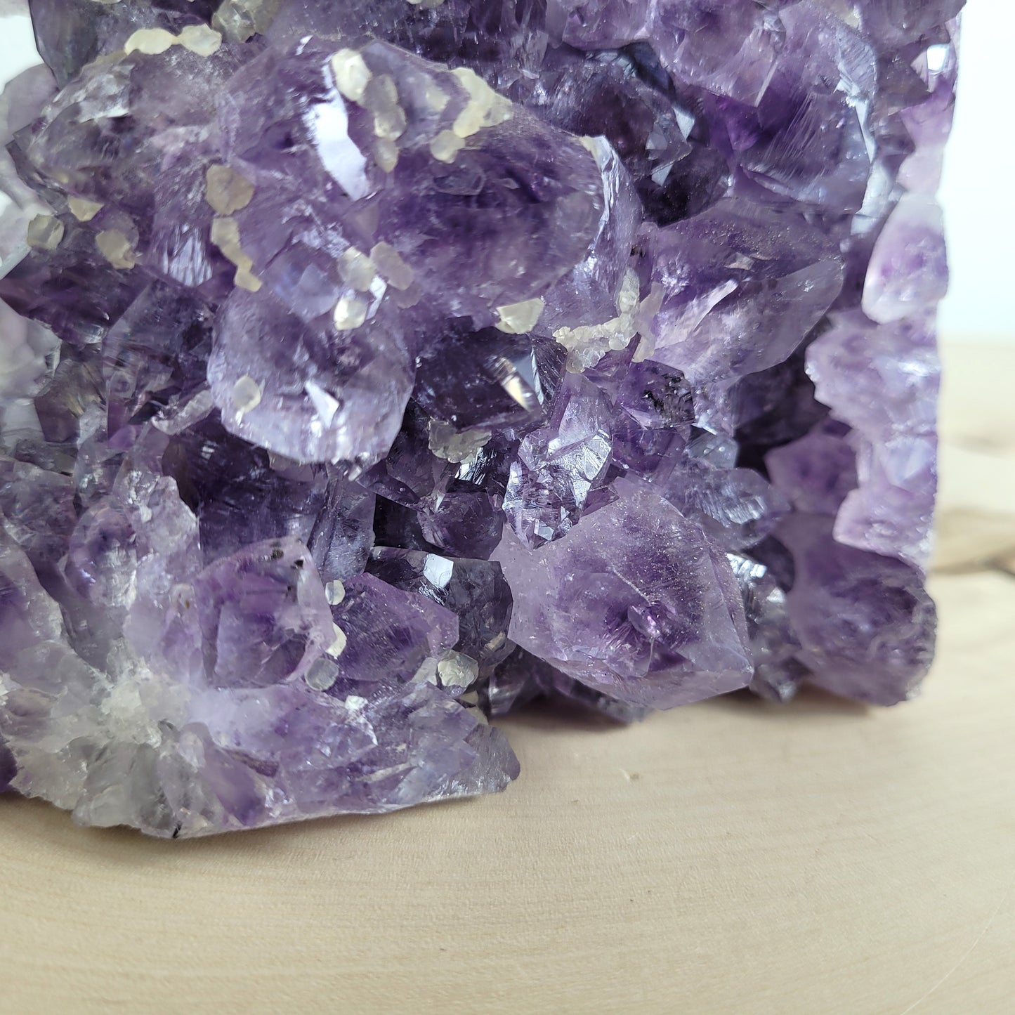 Amethyst Kristalldruse mit Calcit