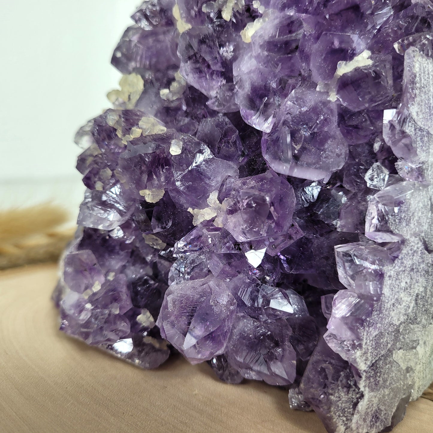Amethyst Kristalldruse mit Calcit