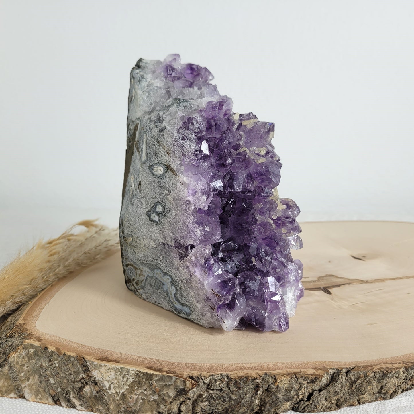 Amethyst Kristalldruse mit Calcit