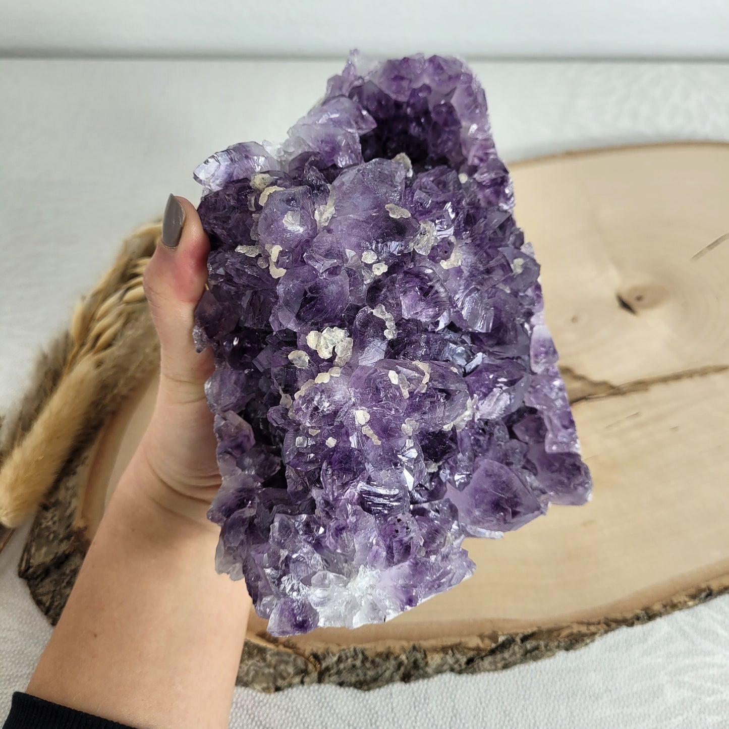 Amethyst Kristalldruse mit Calcit