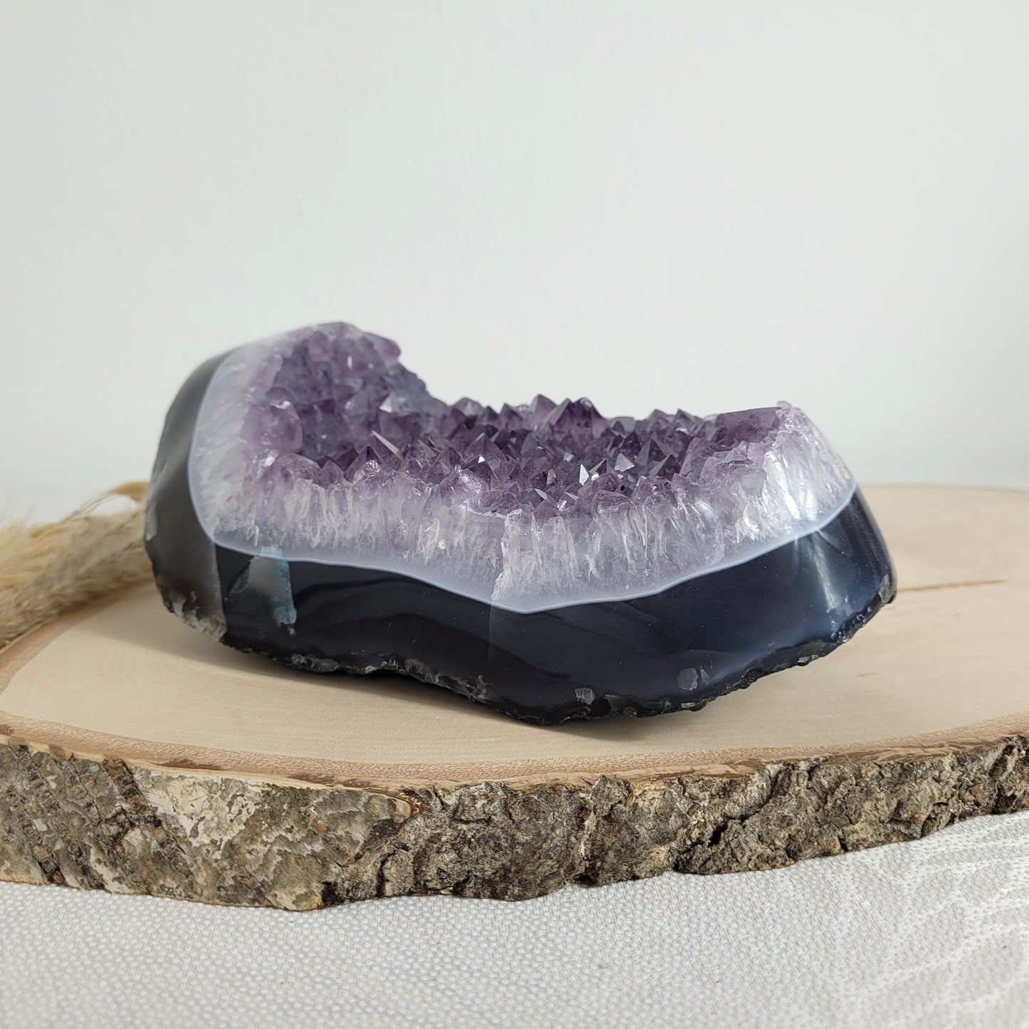Amethyst Kristalldruse mit Achat