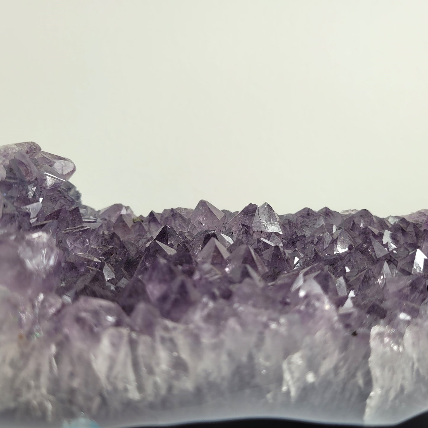 Amethyst Kristalldruse mit Achat