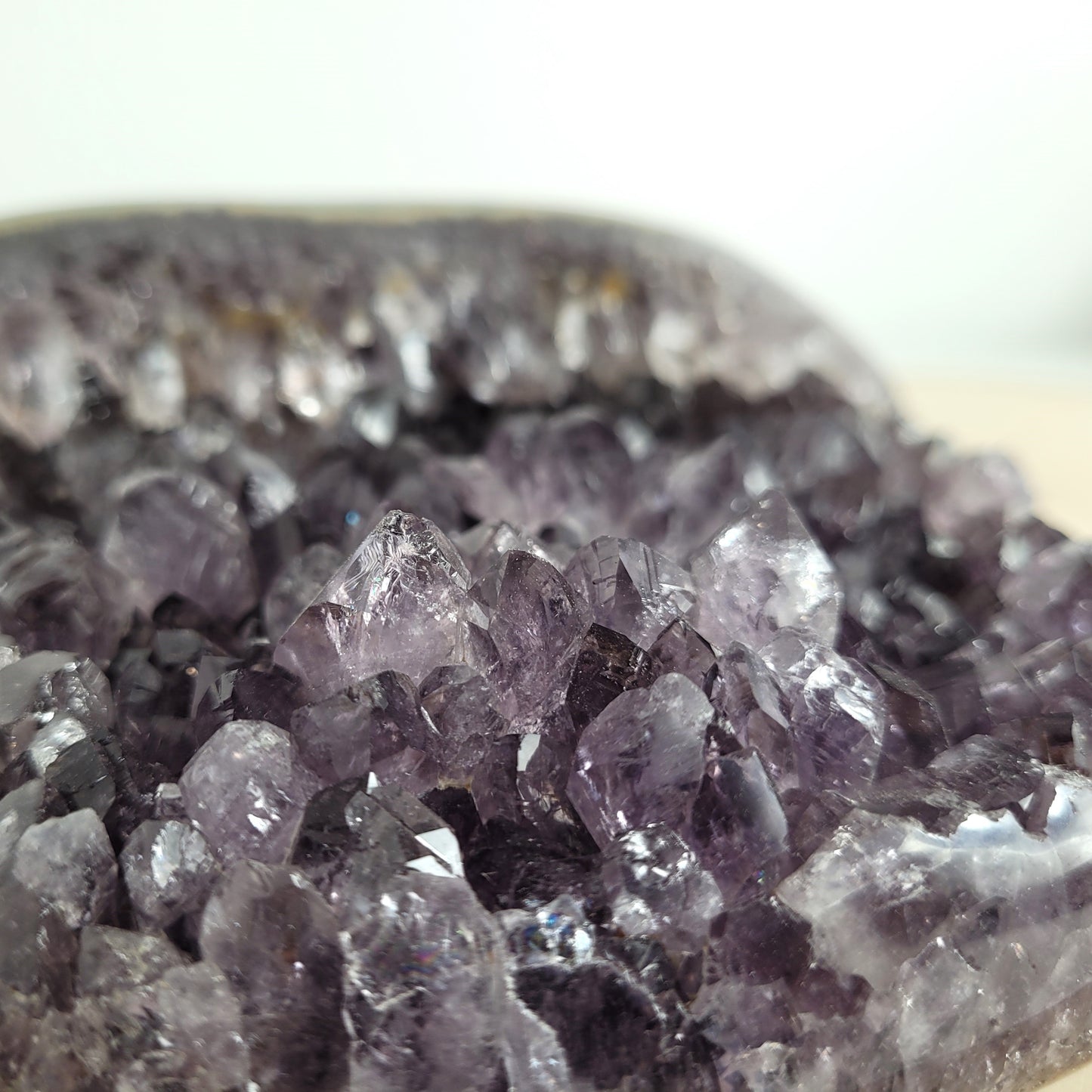 Amethyst Kristalldruse mit Goethit und Achat 15,4x14,7cm, 1779g