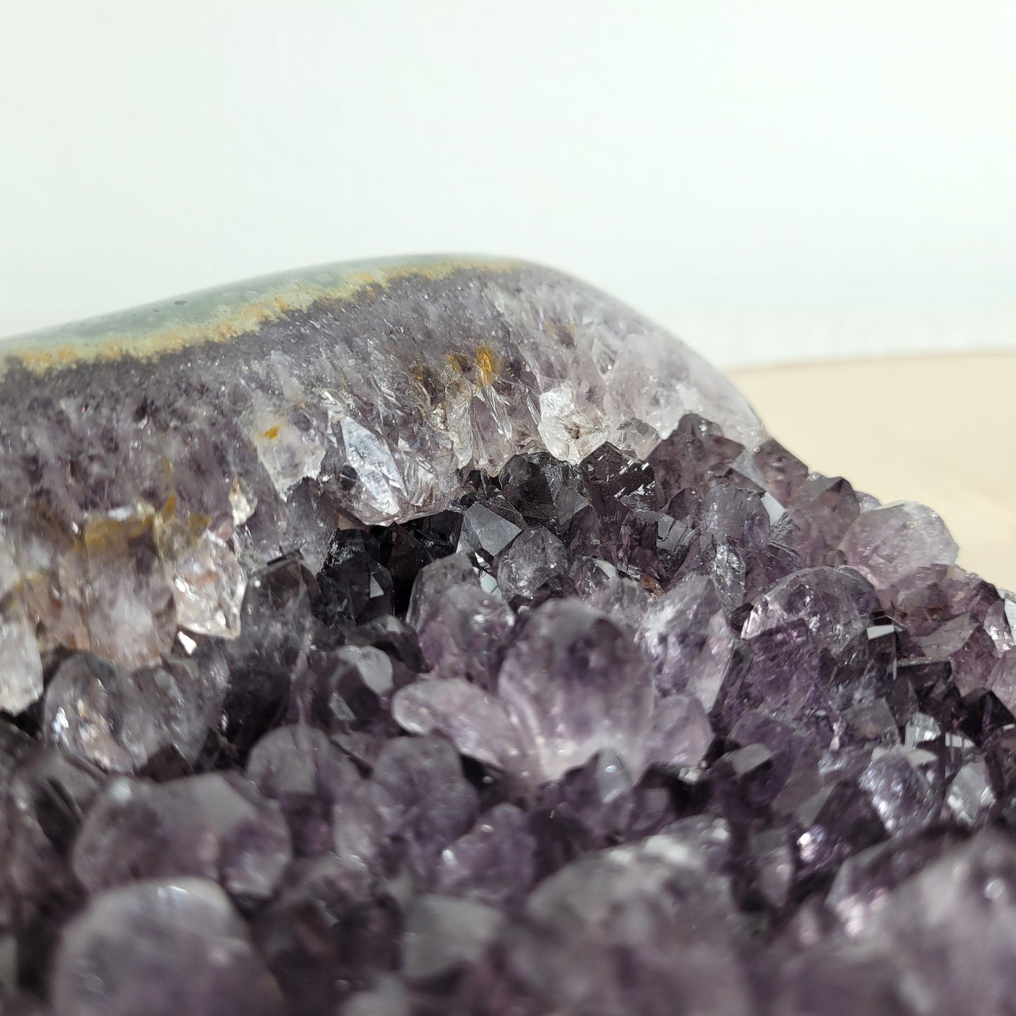 Amethyst Kristalldruse mit Goethit und Achat 15,4x14,7cm, 1779g