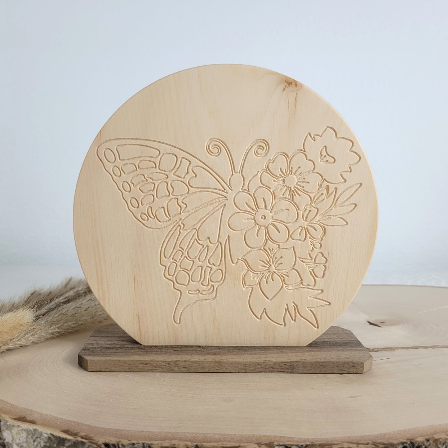 Zirbenholz Bild Schmetterling mit Blumen auf Nussholzsockel zum Aufstellen Holzdekoration auf heimischen Hölzern