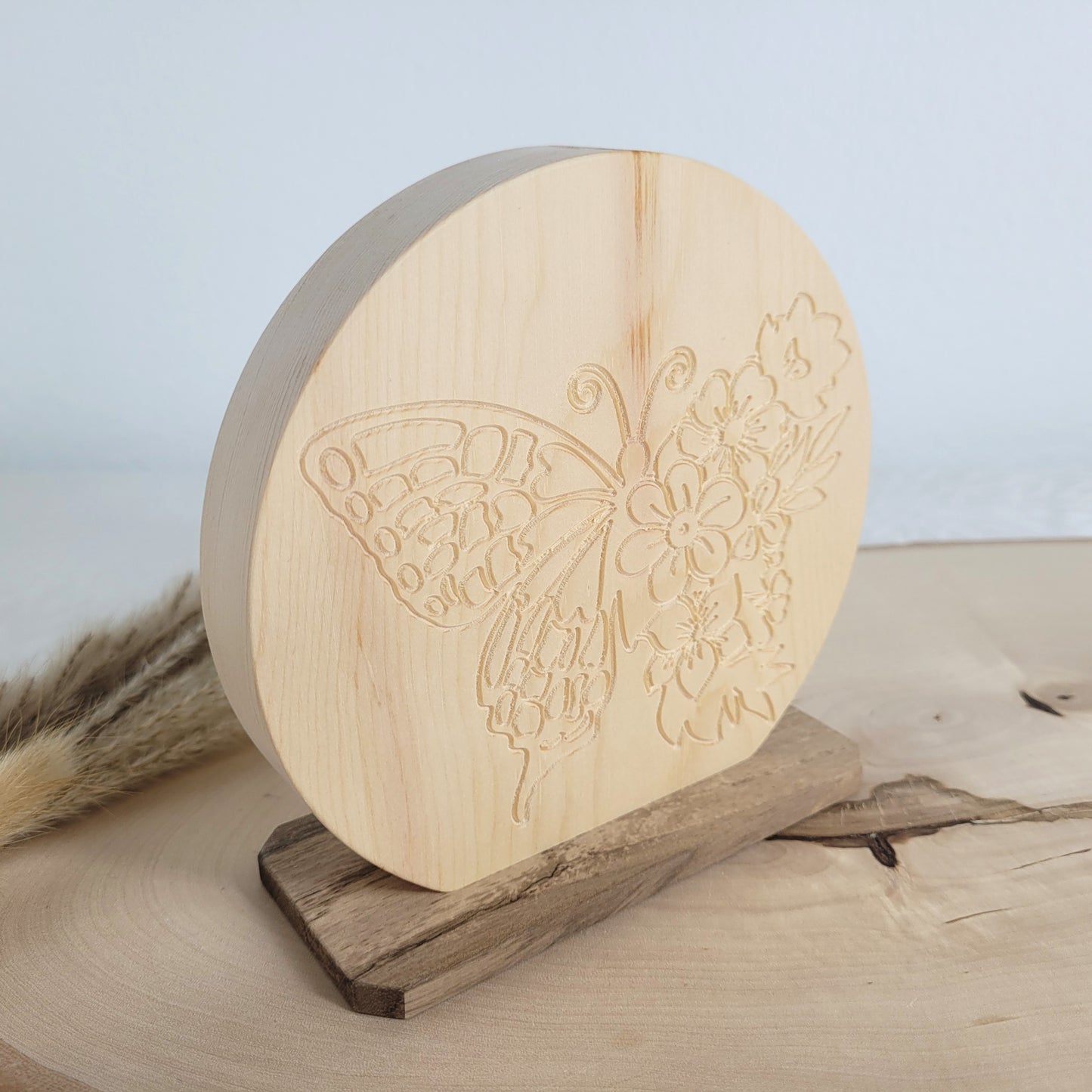 Zirbenholz Bild Schmetterling mit Blumen auf Nussholzsockel zum Aufstellen Holzdekoration aus heimischen Hölzern