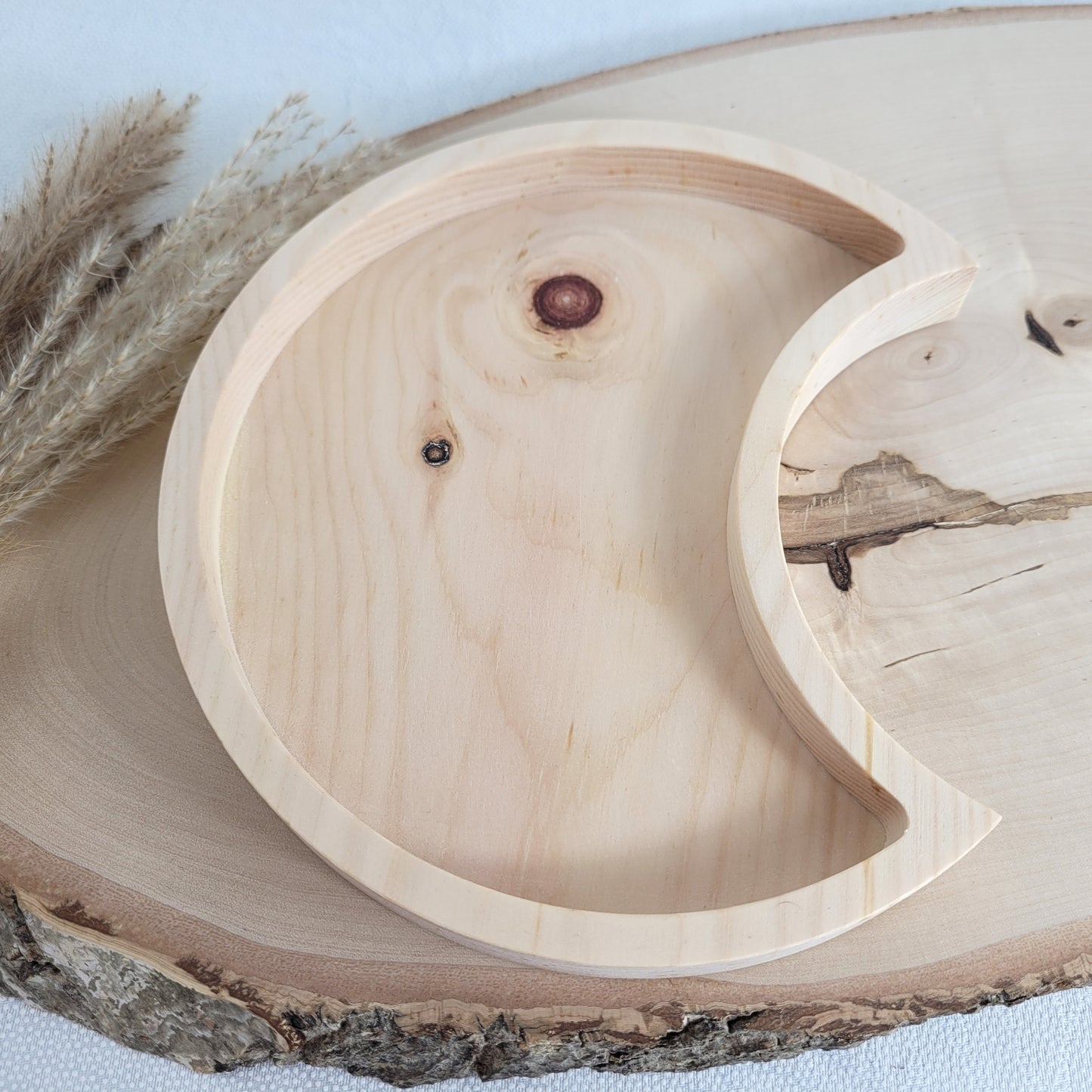 Duftende Zirbenholz Schale Halbmond 18x11cm. Holzdekoration mit Liebe gefertigt aus heimischen Hölzern