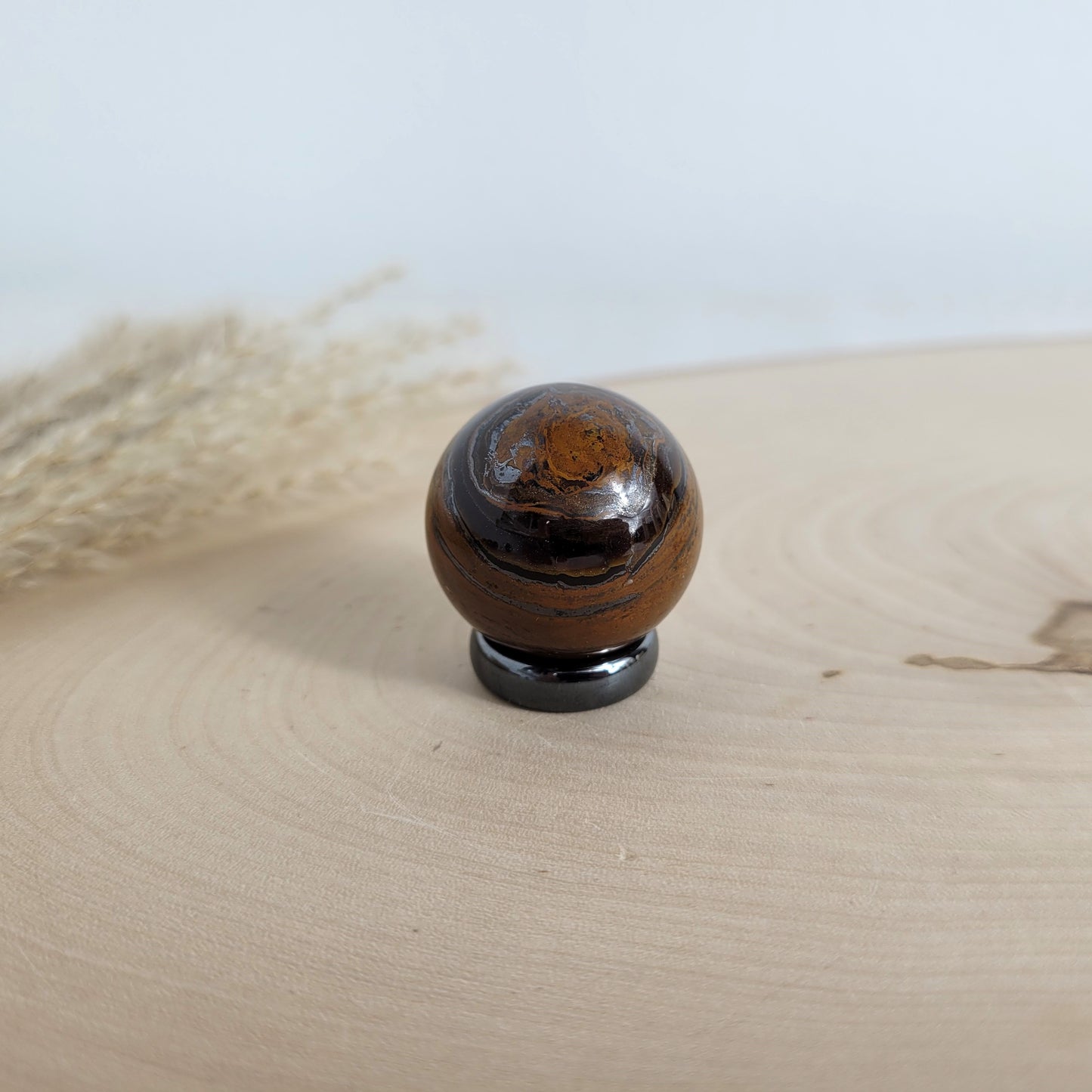 Tigereisen Kugel 3cm Durchmesser inklusive Hämatit Ring zum Aufstellen