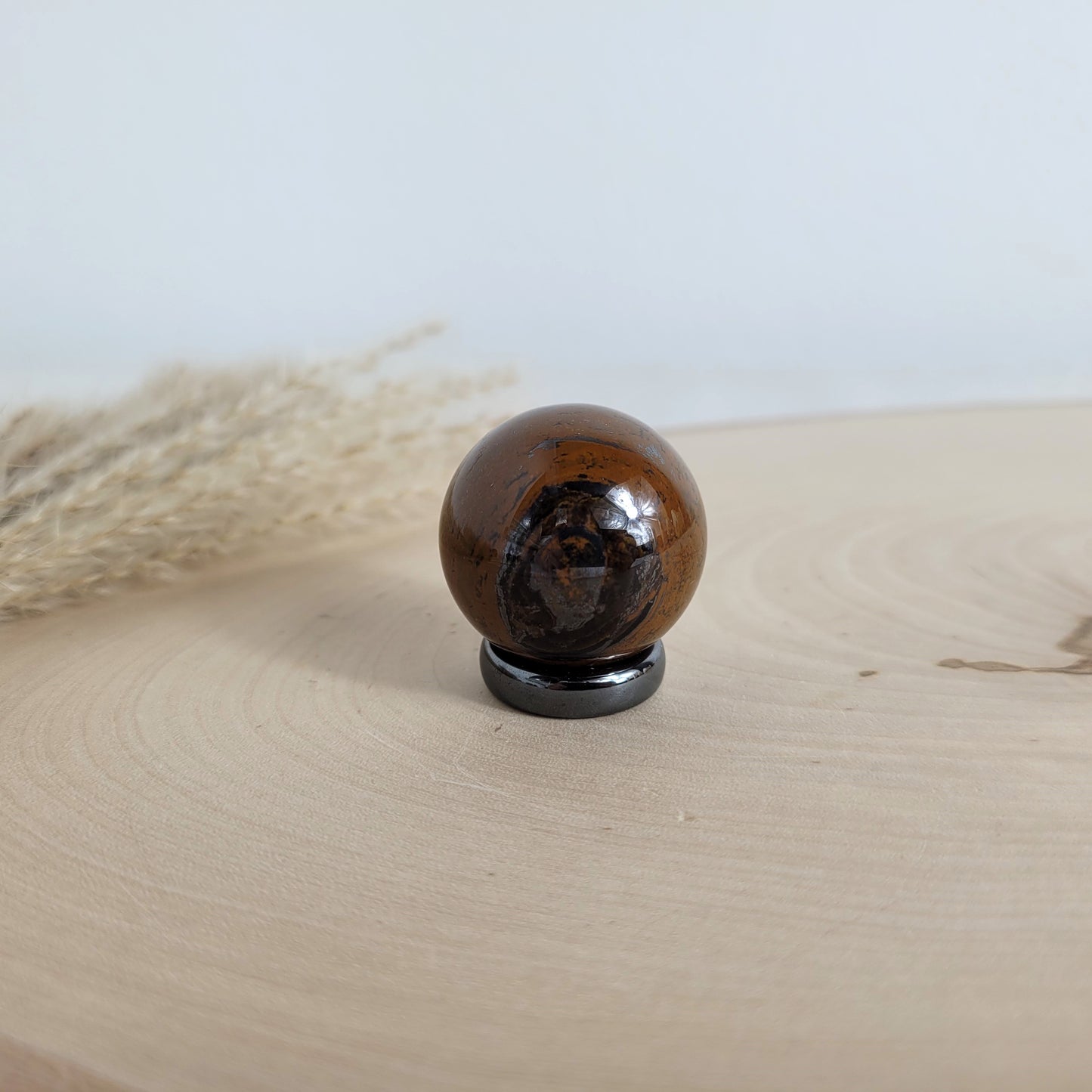 Tigereisen Kugel 3cm Durchmesser inklusive Hämatit Ring zum Aufstellen