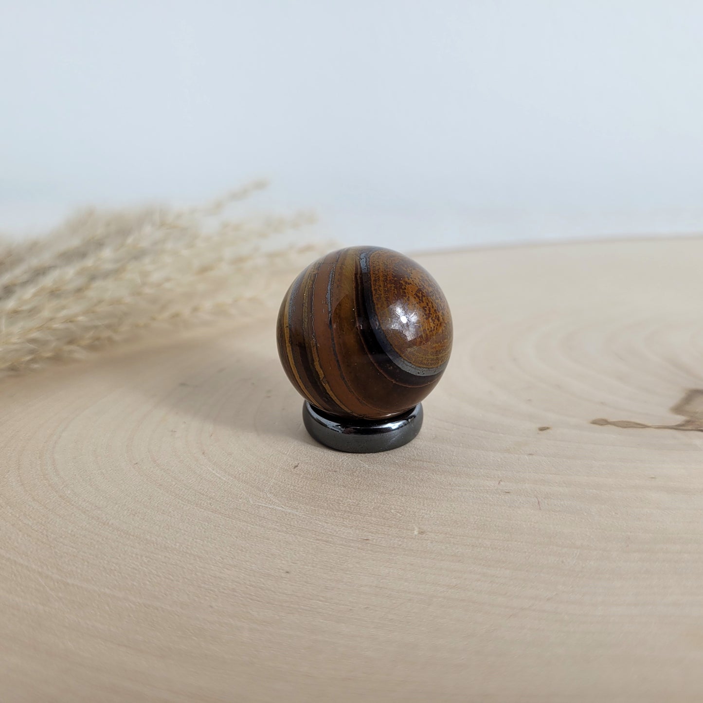 Tigereisen Kugel 3cm Durchmesser inklusive Hämatit Ring zum Aufstellen