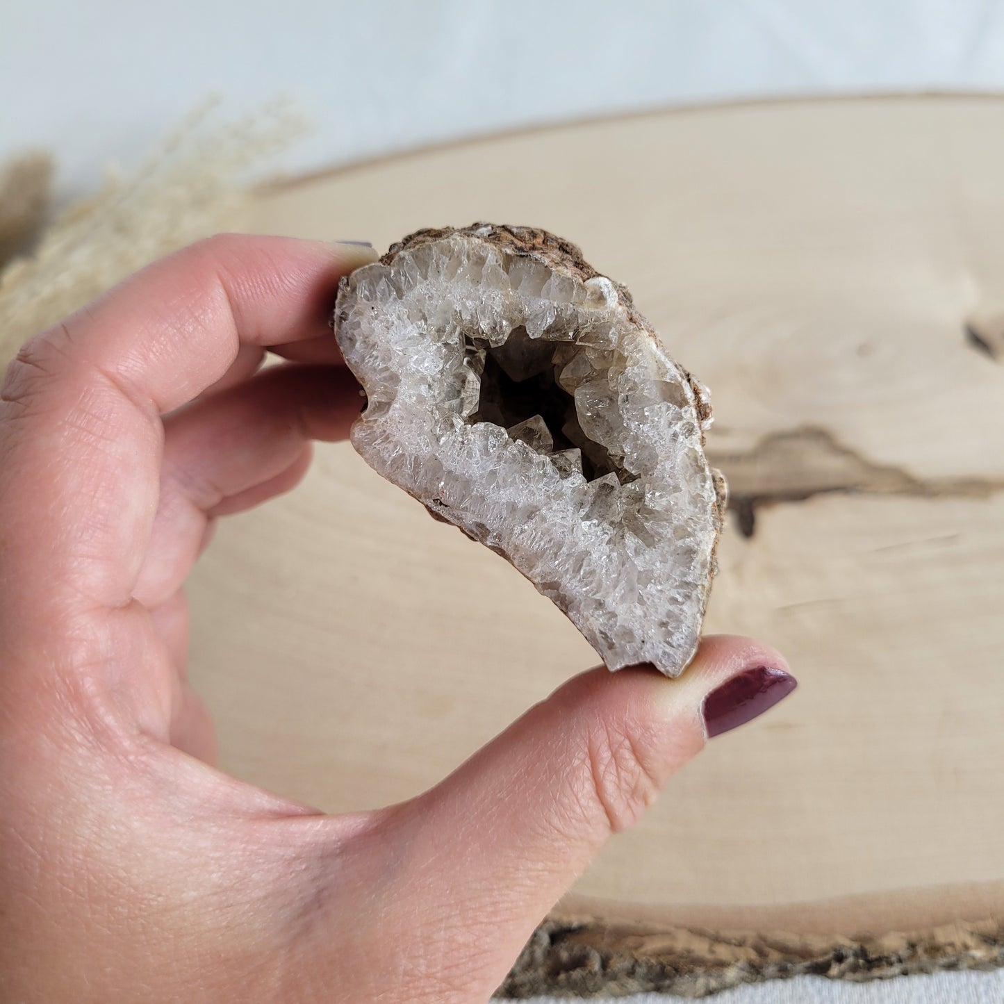 Diese Achat Geode zeigt ihre natürliche Schönheit mit kräftigen Farben, einer funkelnden Kristalldruse und wilden Mustern. Vorderseitig poliert, sonst naturbelassen.